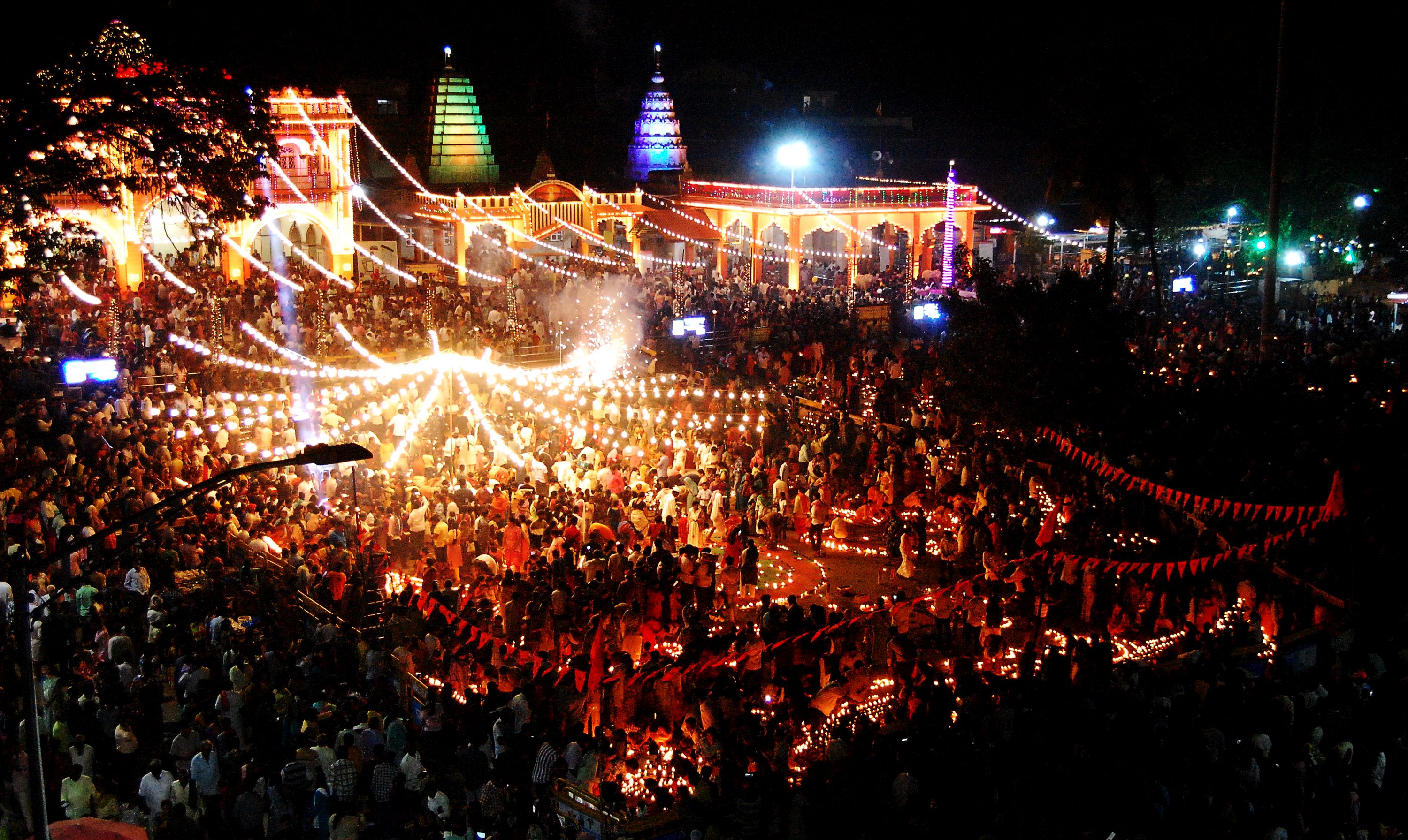 ಕಾರ್ತಿಕ ಮಾಸದ ಛಟ್ಟಿ ಅಮಾವಾಸ್ಯೆ ಅಂಗವಾಗಿ ಹುಬ್ಬಳ್ಳಿಯ ಸಿದ್ಧಾರೂಢ ಮಠದ ಆವರಣದಲ್ಲಿ ಗುರುವಾರ ನಡೆದ ಲಕ್ಷ ದೀಪೋತ್ಸವದಲ್ಲಿ ಸಾವಿರಾರು ಜನರು ಹಣತೆ ಬೆಳಗಿದರು
ಪ್ರಜಾವಾಣಿ ಚಿತ್ರ: ಗುರು ಹಬೀಬ