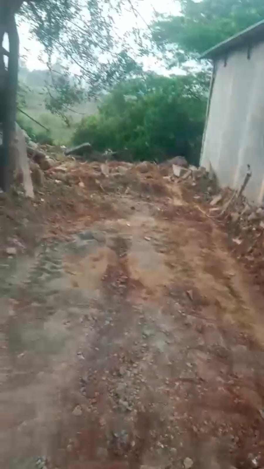 ನಂದಗುಡಿ ಗ್ರಾಮದಲ್ಲಿ ನಿನ್ನೆ ರಾತ್ರಿ ಇದ್ದಂತಹ ಆಂಜನೇಯ ದೇವಾಲಯ ಇಂದು ಬೆಳಿಗ್ಗೆ ಕಿಡಿಗೆಡಿಗಳಿಂದ ನೆಲಸಮ ಗೊಂಡಿರುವುದು