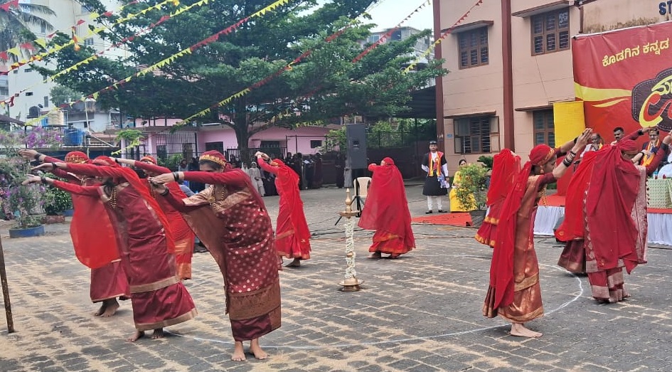 ಕಾರ್ಯಕ್ರಮದಲ್ಲಿ ವಿದ್ಯಾರ್ಥಿನಿಯರು ಉಮ್ಮತ್ತಾಟ್ ನೃತ್ಯ ಪ್ರದರ್ಶನ ನೀಡಿದರು