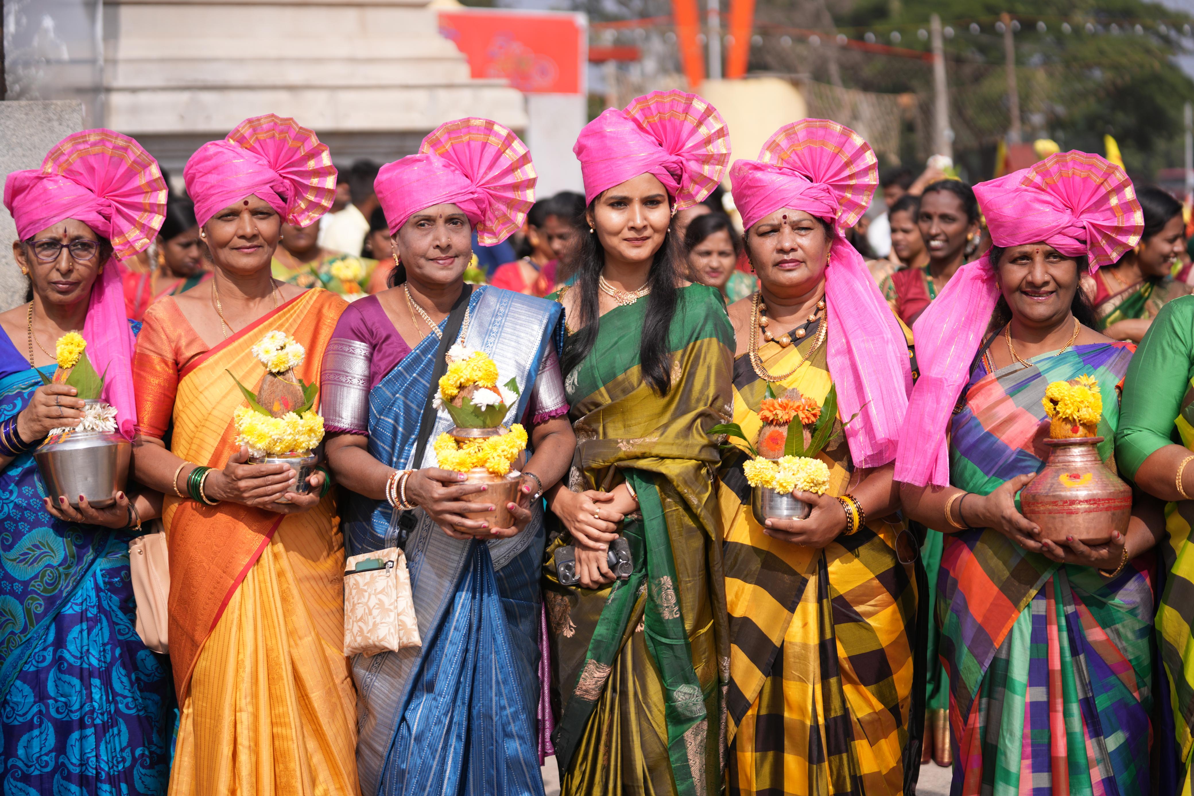 ತಿಪಟೂರಿನಲ್ಲಿ ನಡೆದ ಜಂಬೂ ಸವಾರಿಯಲ್ಲಿ ಪಾಲ್ಗೊಂಡ ಮಹಿಳೆಯರು
