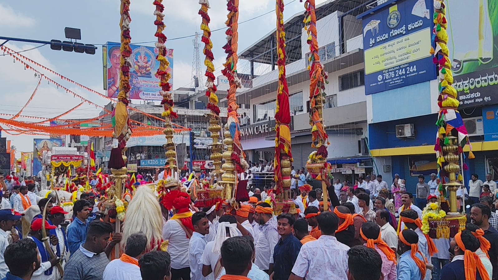 ತಿಪಟೂರಿನಲ್ಲಿ ನಡೆದ ಜಂಬೂ ಸವಾರಿಯಲ್ಲಿ ಪಾಲ್ಗೊಂಡ ಕಲಾ ತಂಡಗಳು