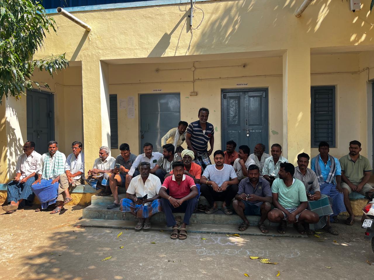 ಭರಮಸಾಗರ ಬೆಸ್ಕಾಂ ಕಚೇರಿಗೆ ಬೀಗ ಹಾಕಿ ಹೆಗ್ಗೆರೆ ಭಾಗದ ರೈತರು ಪ್ರತಿಭಟನೆ ನಡೆಸಿದರು