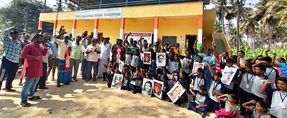 ಚನ್ನಪಟ್ಟಣ | ಪಬ್ಲಿಕ್ ಶಾಲೆ ವಿಲೀನ ವಿರೋಧಿಸಿ ಪ್ರತಿಭಟನೆ