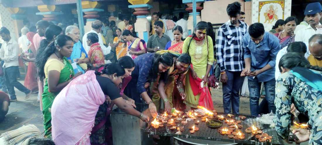 ಬೈಲಹೊಂಗಲ ಸಮೀಪದ ಕಾರಿಮನಿ ಗ್ರಾಮದ ಶ್ರೀ ಮಲ್ಲಯ್ಯಸ್ವಾಮಿ ದೇವಸ್ಥಾನದಲ್ಲಿ ಕಾರ್ತಿಕ ಮಾಸದ ದೀಪೋತ್ಸವ ಅಂಗವಾಗಿ ಭಕ್ತರು ಗುರುವಾರ ದೀಪ ಹಚ್ಚಿ ಸಂಭ್ರಮಿಸಿದರು.