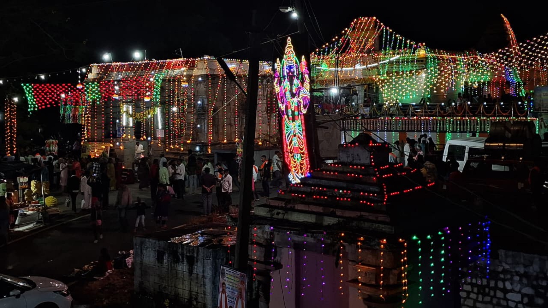 ವಿದ್ಯುತ್ ದೀಪಾಲಂಕಾರದಲ್ಲಿ ಕಂಗೊಳಿಸಿದ ಹಳೇಬೀಡಿನ ಪುಷ್ಪಗಿರಿ ಮಠ