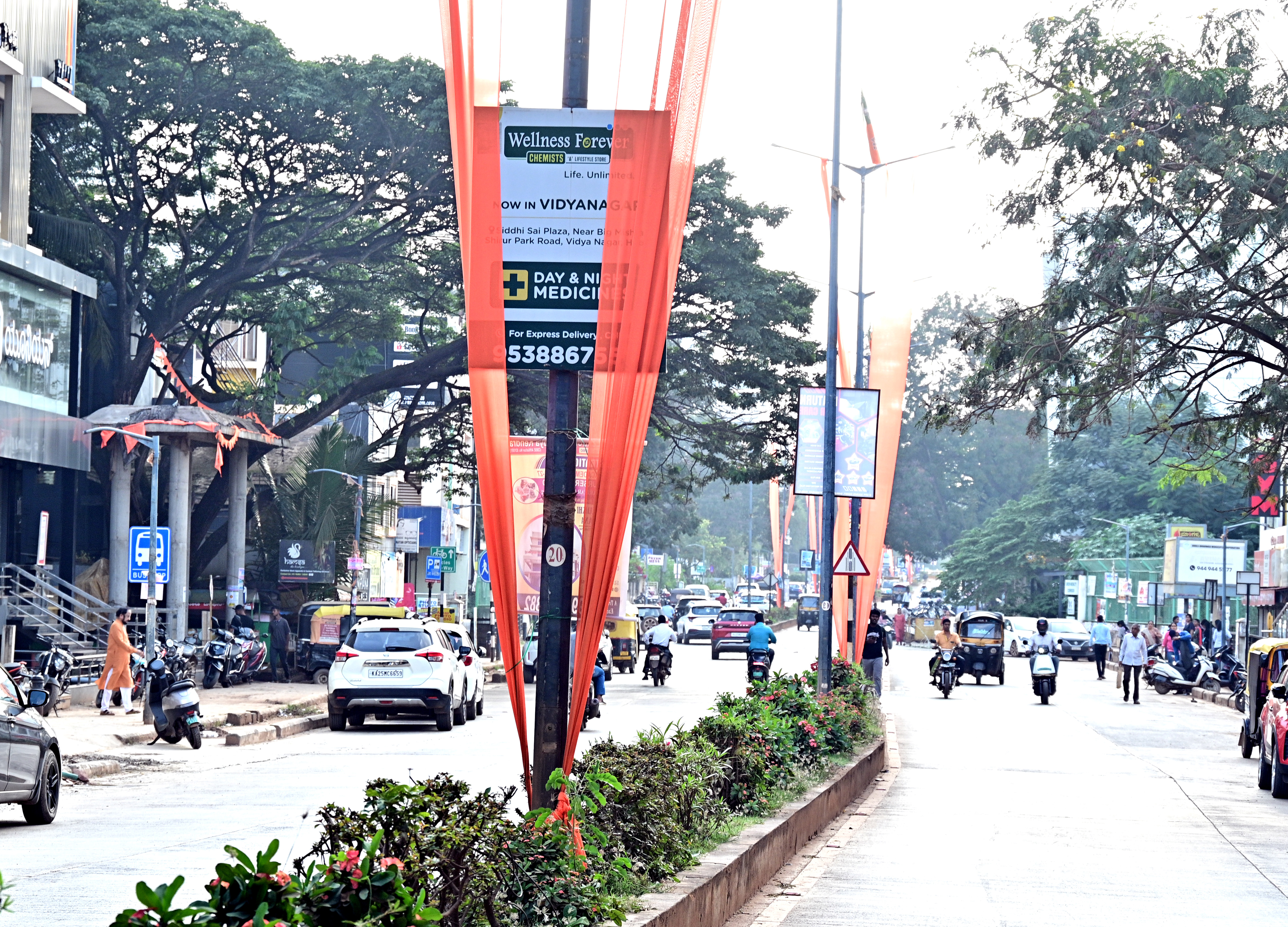 ಹುಬ್ಬಳ್ಳಿಯ ಆರ್ಟ್ಸ್ ಕಾಲೇಜಿನಿಂದ ತೋಳನಕೆರೆ ಸಂಪರ್ಕಿಸುವ ಟೆಂಡರ್‌ಶೂರ್ ರಸ್ತೆಯ ಬೀದಿದೀಪ ಕಂಬಗಳಿಗೆ ಕಟ್ಟಿರುವ ಕೇಸರಿ ಬಟ್ಟೆಗಳನ್ನು ಎರಡು ತಿಂಗಳಾದರೂ ತೆರವುಗೊಳಿಸಲಾಗಿಲ್ಲ –ಪ್ರಜಾವಾಣಿ ಚಿತ್ರ: ಗೋವಿಂದರಾಜ ಜವಳಿ