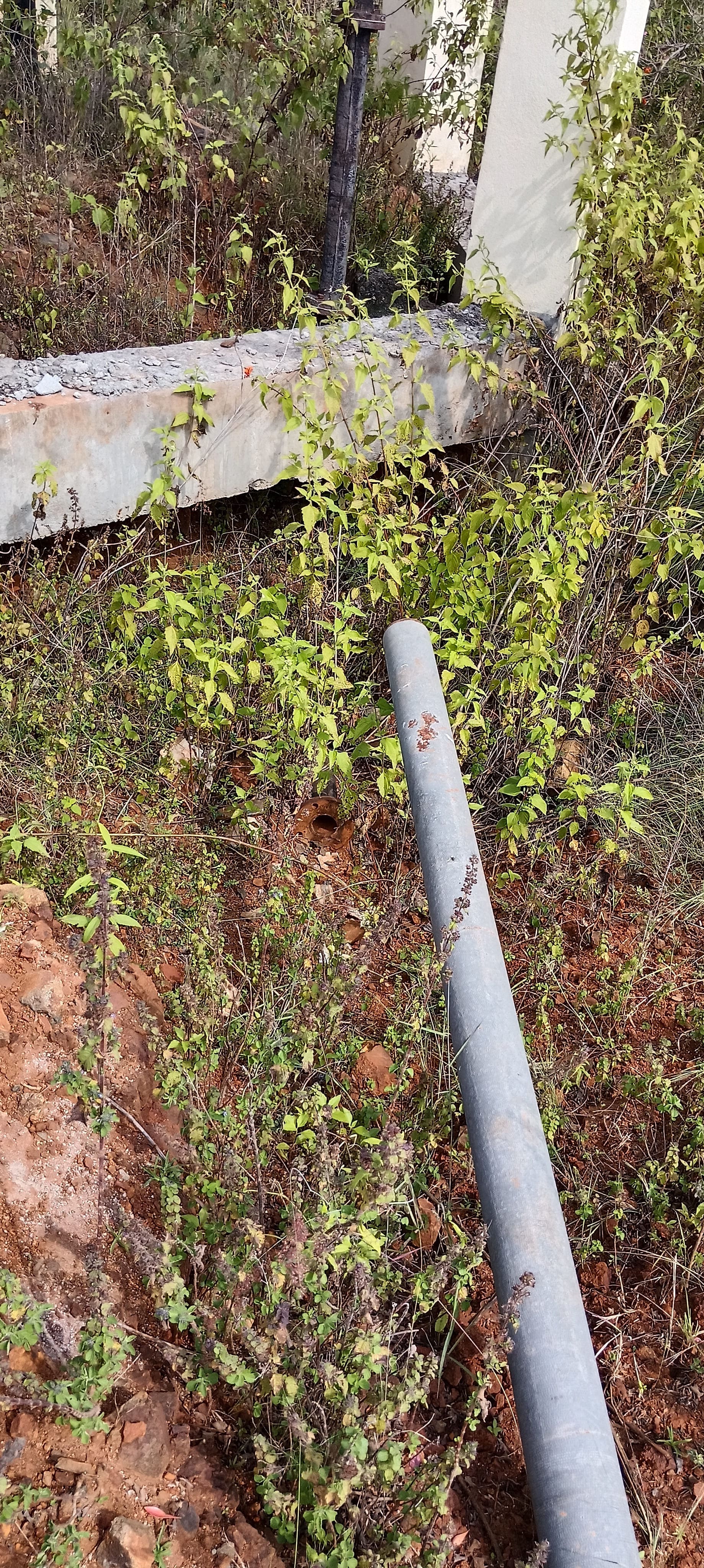 ನೀರಿನ ಸಂಪರ್ಕ ಕಲ್ಪಿಸುವ ಪೈಪ್ ತುಕ್ಕು ಹಿಡಿದಿರುವುದು.
