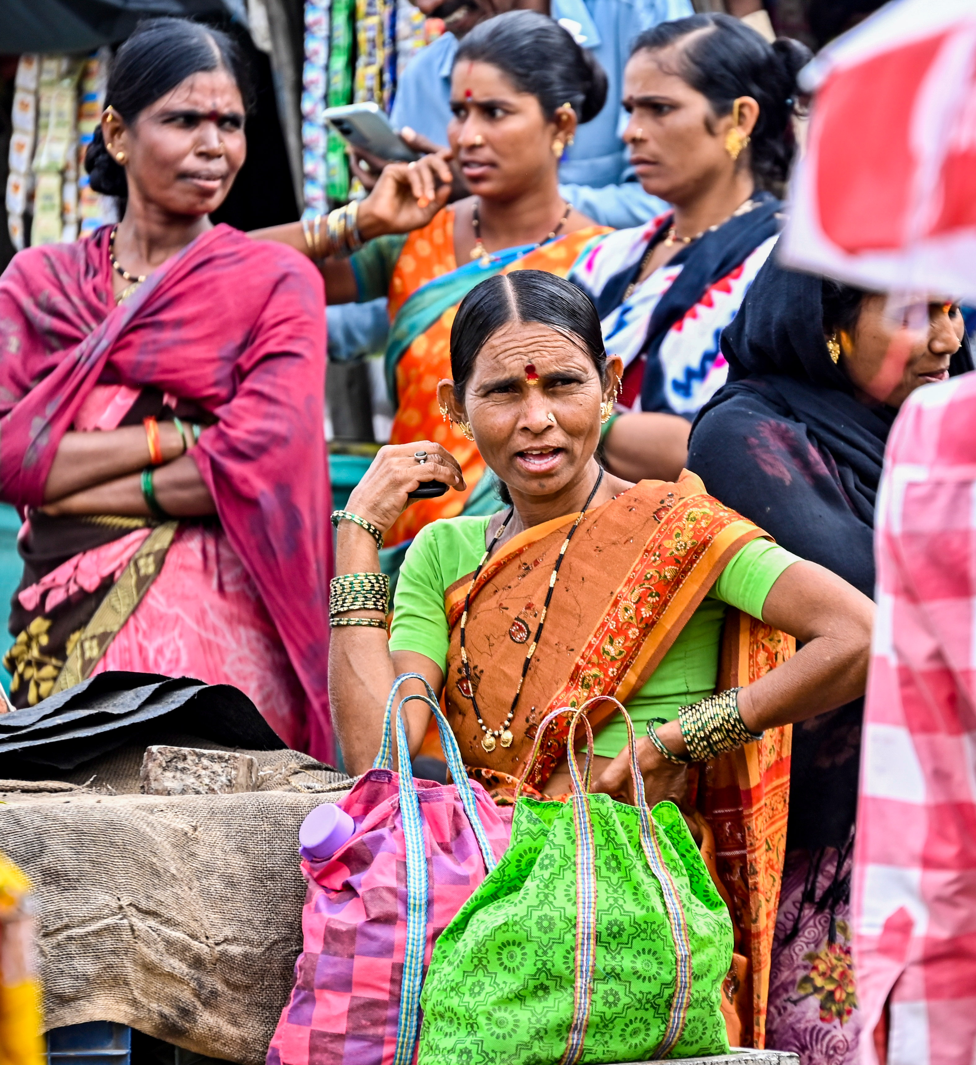 ಕಲಬುರಗಿಯ ರೈಲು ನಿಲ್ದಾಣದ ಬಳಿ ಕೂಲಿ ಕೆಲಸಕ್ಕಾಗಿ ಕಾಯುತ್ತಿರುವ ಮಹಿಳಾ ಕಾರ್ಮಿಕರು  ಪ್ರಜಾವಾಣಿ ಚಿತ್ರ