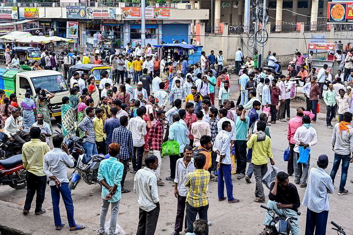 ಕೂಲಿಗಾಗಿ ನಗರದತ್ತ ಮುಖಮಾಡುತ್ತಿರುವ ಕಾರ್ಮಿಕರು: ತುತ್ತಿನ ಚೀಲ ಭರ್ತಿಗೆ ಹರಸಾಹಸ!