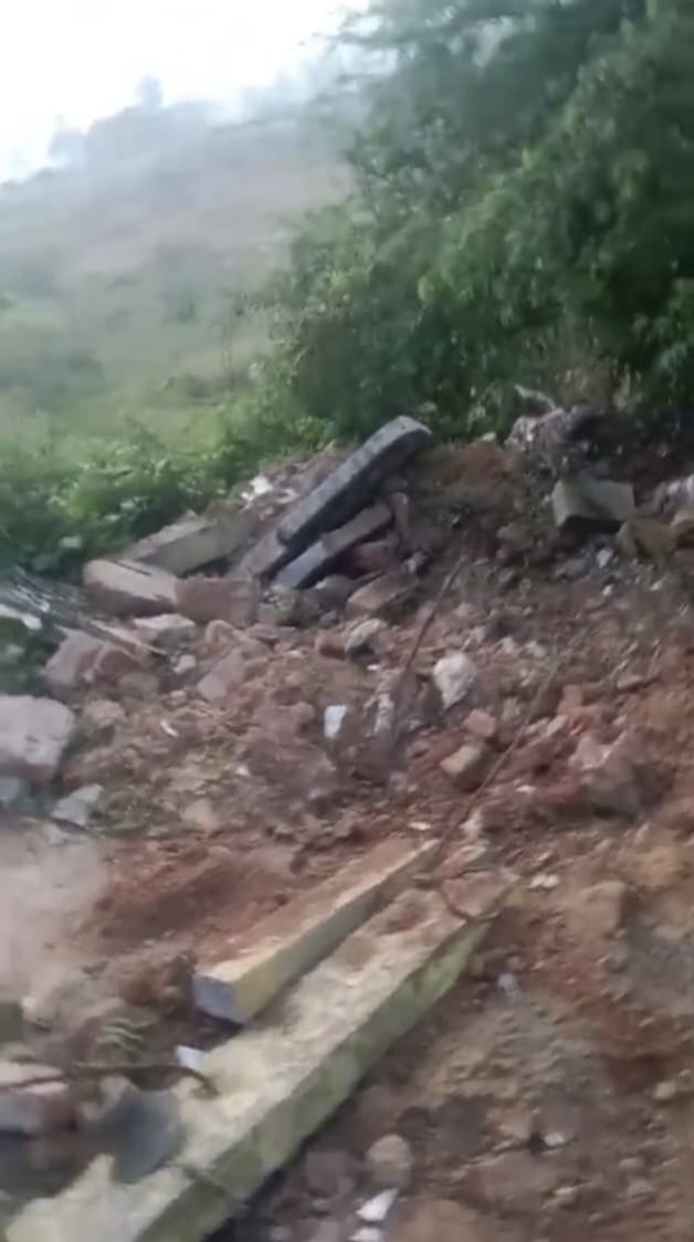 ಕಿಡಿಗೇಡಿಗಳ ದುಷ್ಕೃತ್ಯ ದಿಂದ ದೇವಾಲಯದ ಗೋಡೆಗಳು ತುಂಡು ತುಂಡಾಗಿ ಬಿದ್ದಿರುವುದು