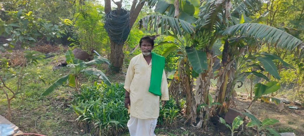 ಬೆಳೆಗಳೊಂದಿ ಕೃಷಿಕ ಆಸಂಗೆಪ್ಪ ನಕ್ಕರಗುಂದಿ