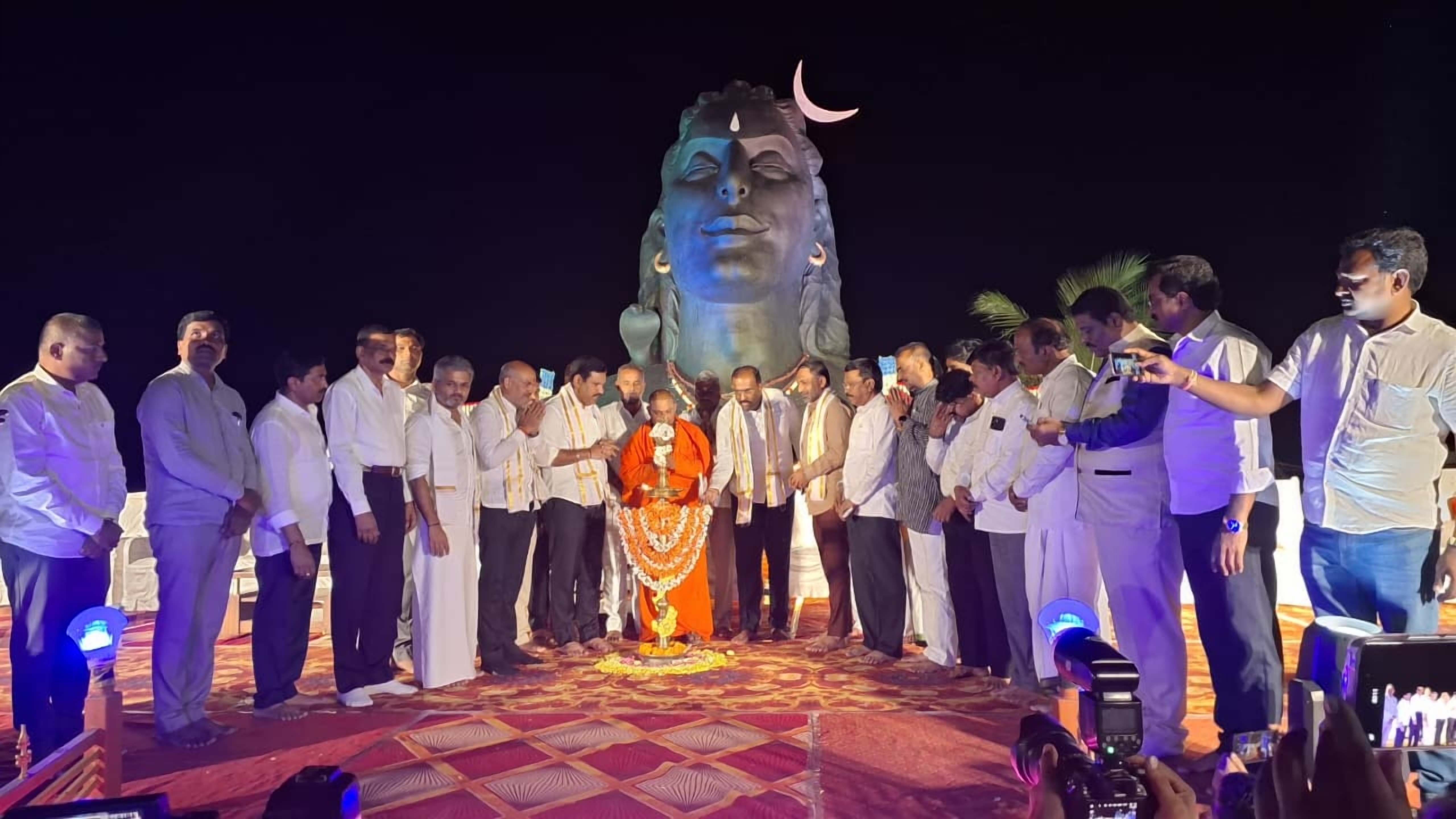 ಹಳೇಬೀಡಿನ ಪುಷ್ಪಗಿರಿ ಮಠದಲ್ಲಿ ಗುರುವಾರ ರಾತ್ರಿ ನಡೆದ ಕಾರ್ಯಕ್ರಮವನ್ನು ಬಿ.ವೈ. ವಿಜಯೇಂದ್ರ ಉದ್ಘಾಟಿಸಿದರು.