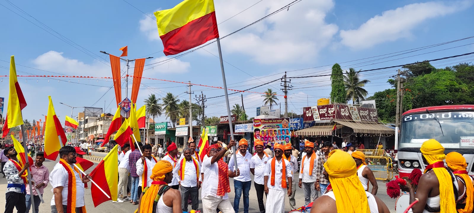 ಜಂಬೂ ಸವಾರಿಯ ಮೆರವಣಿಗೆಯಲ್ಲಿ ಕಲಾ ತಂಡಗಳು.