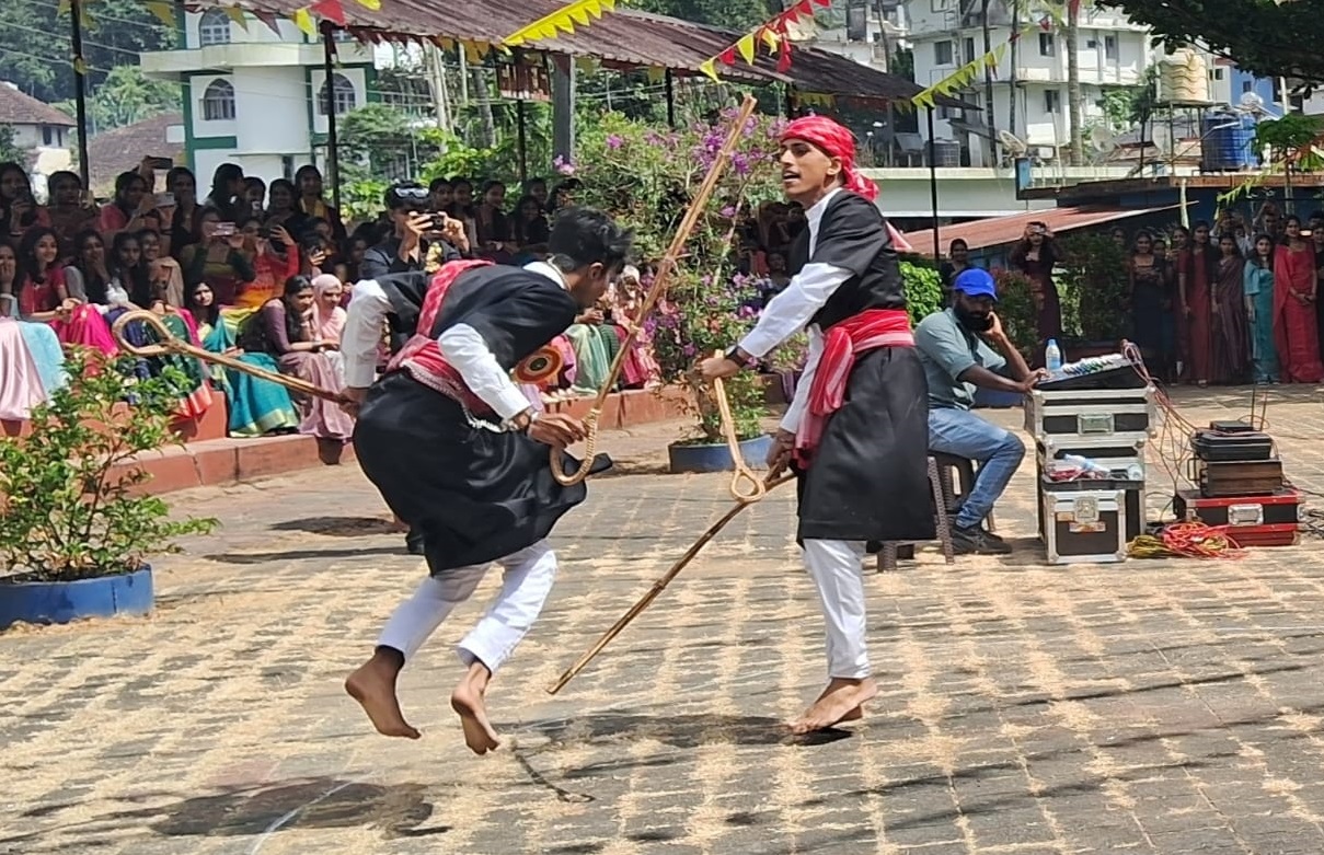 ವಿದ್ಯಾರ್ಥಿಗಳು ಪರೆಯ ಕಳಿ ಪ್ರದರ್ಶಿಸಿದರು.
