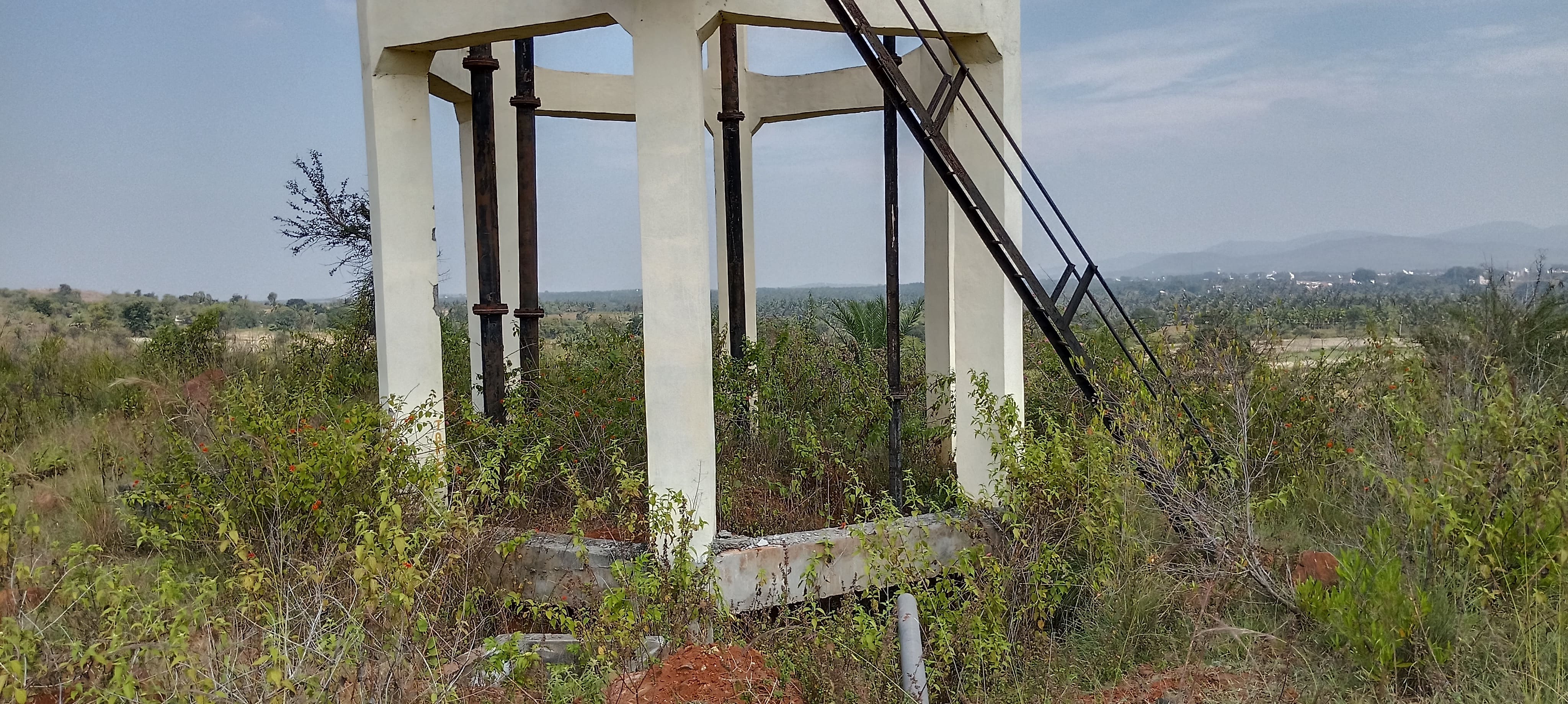 ಟ್ಯಾಂಕ್ ನಾ ಸುತ್ತಮುತ್ತಲಿನ ಚಿತ್ರಣ.