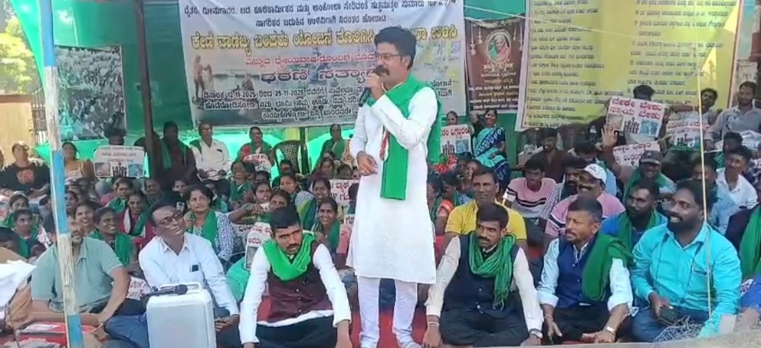 ಅಂಕೋಲಾ ಪಟ್ಟಣದಲ್ಲಿ ಕೇಣಿ ವಾಣಿಜ್ಯ ಬಂದರು ಯೋಜನೆಯನ್ನು ವಿರೋಧಿಸಿ ನಡೆಯುತ್ತಿರುವ ಧರಣಿ ಸತ್ಯಾಗ್ರಹಕ್ಕೆ ಸ್ಥಳಕ್ಕೆ ಶಿವಮೊಗ್ಗ ರೈತ ಸಂಘದ ಜಿಲ್ಲಾಧ್ಯಕ್ಷ ದಿನೇಶ ಶಿರವಾಳ ಭೇಟಿ ನೀಡಿ ಬೆಂಬಲ ವ್ಯಕ್ತಪಡಿಸಿ ಮಾತನಾಡಿದರು.