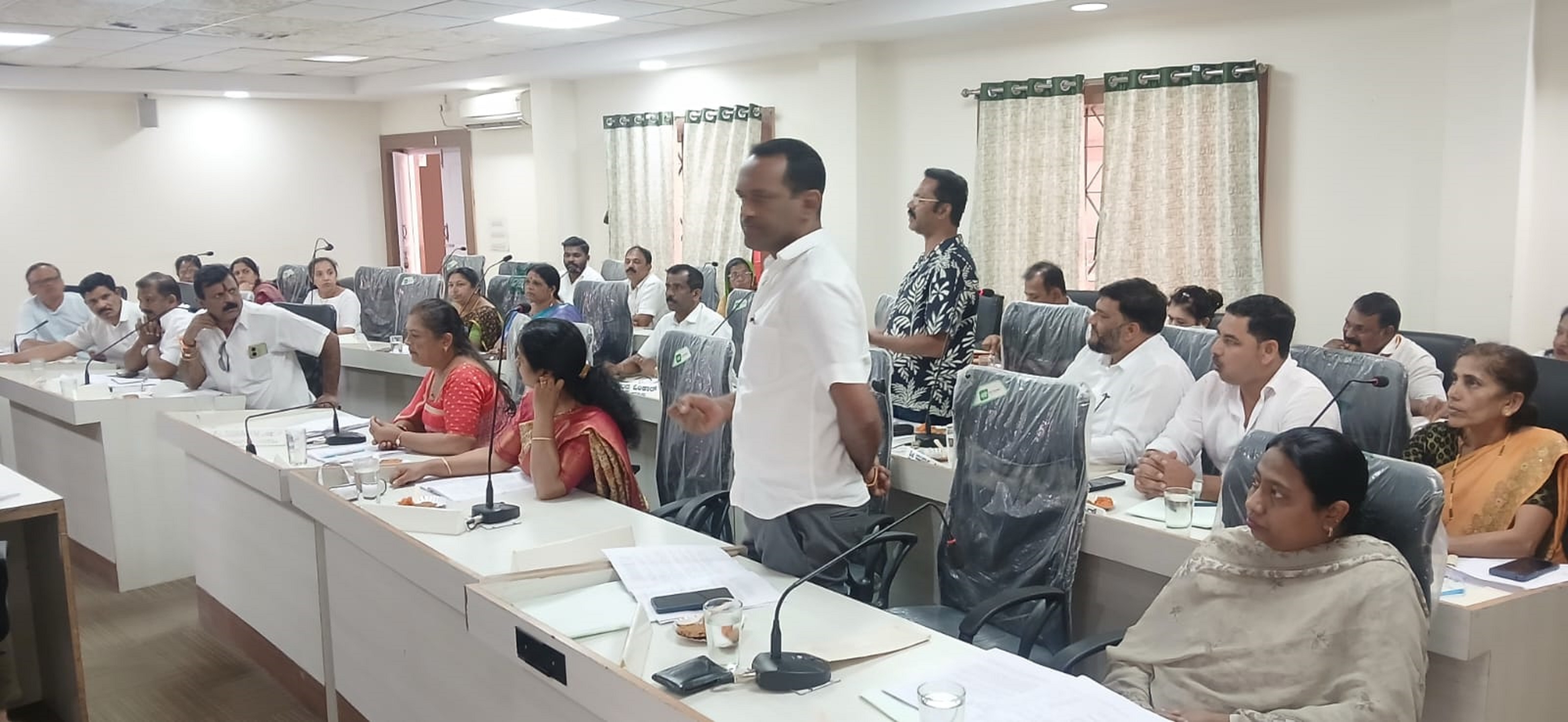 ಮಡಿಕೇರಿ ನಗರಸಭೆಯಲ್ಲಿ ಮನ್ಸೂರ್ ಮತ್ತು ಬಿ.ವೈ.ರಾಜೇಶ್‌ ಮಾತನಾಡಿದರು