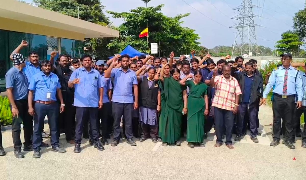 ಆನೇಕಲ್ | ಏಕಾಏಕಿ ಕೆಲಸದಿಂದ ವಜಾ: ಕಾರ್ಮಿಕರ ಪ್ರತಿಭಟನೆ