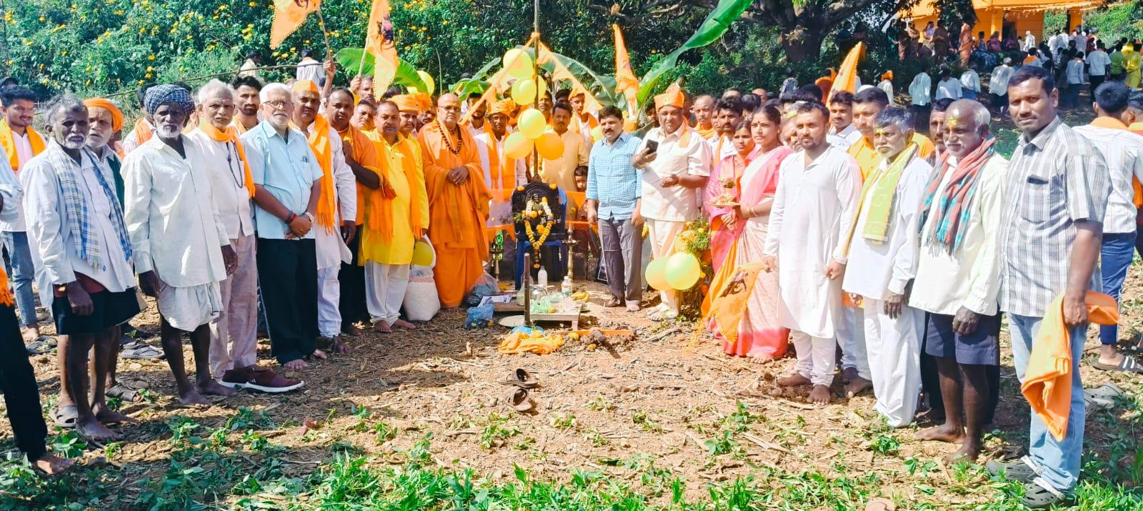 ಹಳಿಯಾಳ ತಾಲ್ಲೂಕಿನ ಬೆಳವಟಗಿ ಗ್ರಾಮದಲ್ಲಿ ನೂತನವಾಗಿ ಪ್ರತಿಷ್ಠಾಪನೆಗೊಳ್ಳಲಿರುವ  ಶಿವಾಜಿ ಮಹಾರಾಜರ ಕಂಚಿನ ಮೂರ್ತಿ ನಿರ್ಮಾಣ ಕಾಮಗಾರಿಗೆ ಬೆಂಗಳೂರಿನ ಗೋಸಾಯಿ ಮಹಾಸಂಸ್ಥಾನ ಮಠದ ಮರಾಠಾ ಜಗದ್ಗುರು ವೇದಾಂತಾಚಾರ್ಯ  ಮಂಜುನಾಥ ಭಾರತಿ ಸ್ವಾಮೀಜಿ ಚಾಲನೆ ನೀಡಿದರು. ಕೆ.ಕೆ ಹಳ್ಳಿ ಶ್ರೀಗುರು ನಿತ್ಯಾನಂದ ಆಶ್ರಮದ ಸುಬ್ರಹ್ಮಣ್ಯ ಸ್ವಾಮಿಜಿಗಳು ಮತ್ತಿತರರು ಪಾಲ್ಗೋಂಡಿದ್ದ