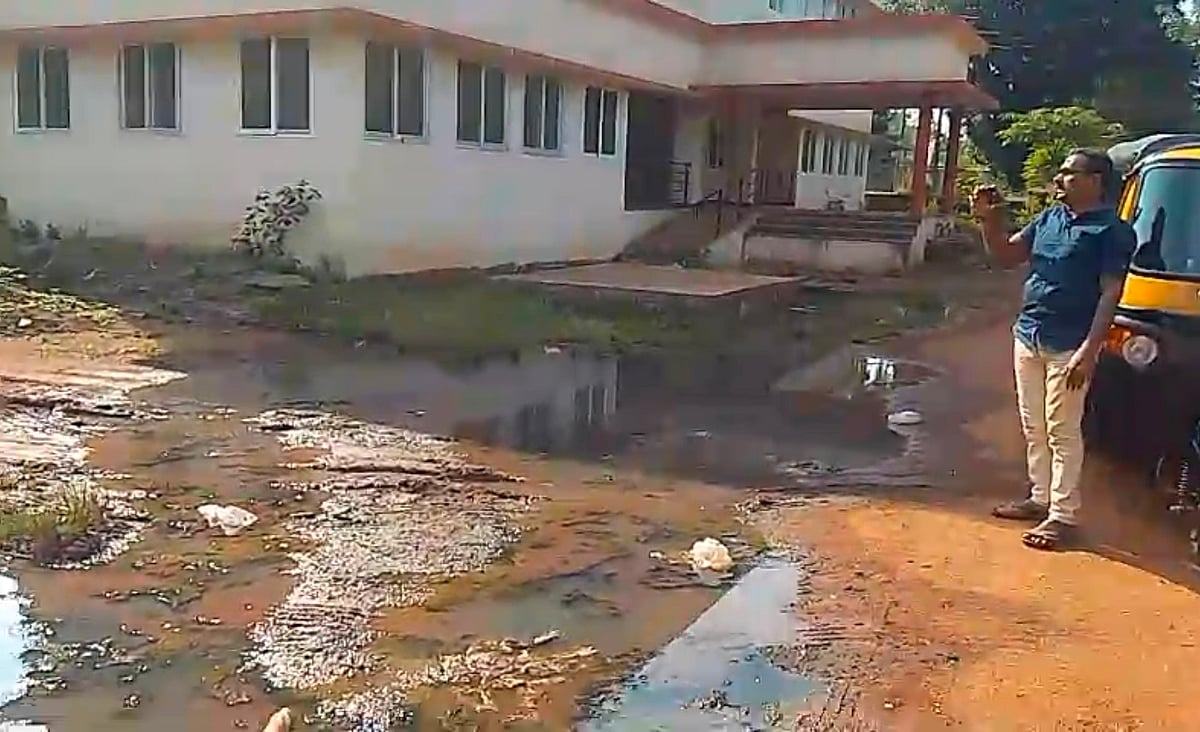 ಭಟ್ಕಳ: ರಸ್ತೆಯ ಮೇಲೆ ವಸತಿ ನಿಲಯದ ತ್ಯಾಜ್ಯ ನೀರು 