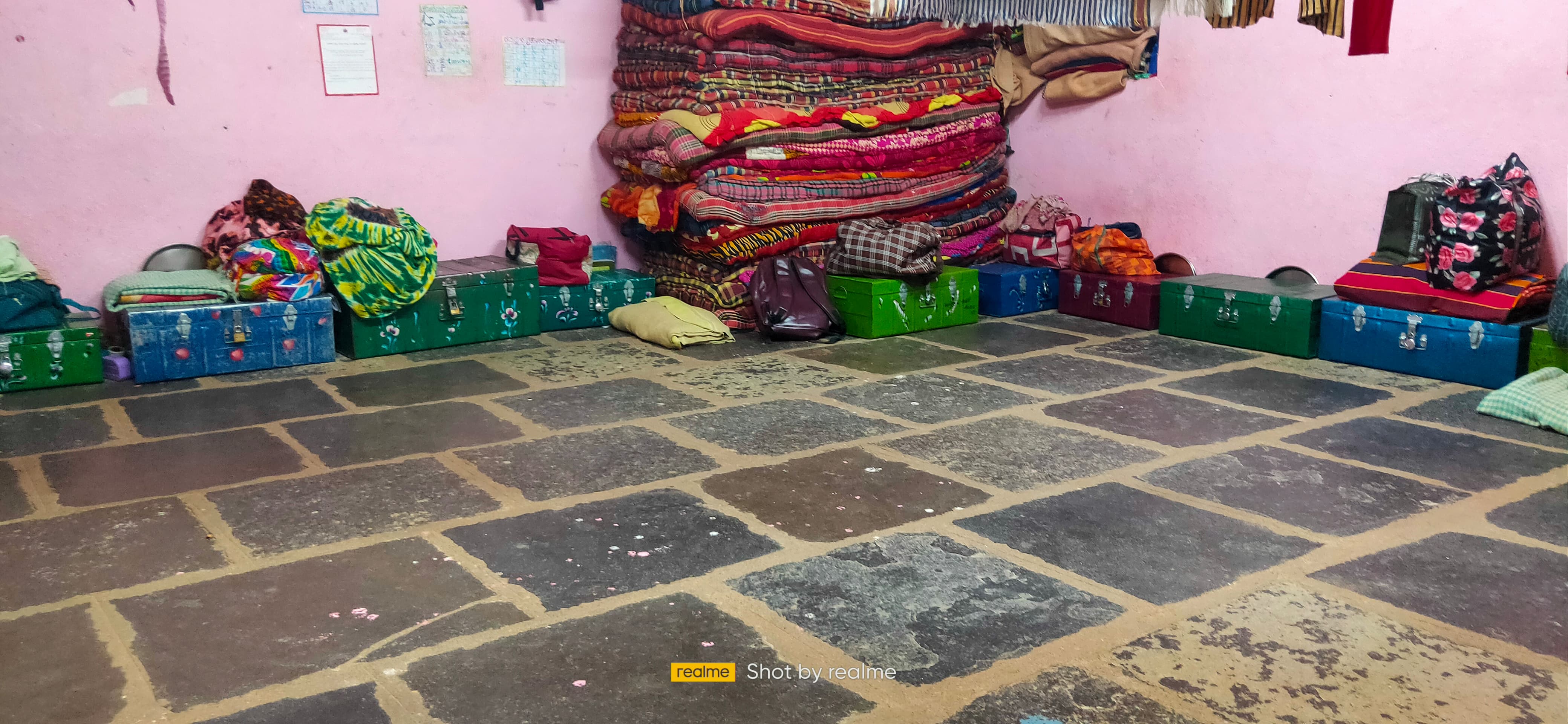 ಹುನಗುಂದ ತಾಲ್ಲೂಕಿನ ನಾಗೂರ ಗ್ರಾಮದಲ್ಲಿರುವ ಕರ್ನಾಟಕ ಕಸ್ತೂರಿ ಬಾ ಗಾಂಧಿ ಬಾಲಕಿಯರ ವಸತಿ ನಿಲಯದಲ್ಲಿನ ವಿದ್ಯಾರ್ಥಿನಿಯರ ಕೊಠಡಿ