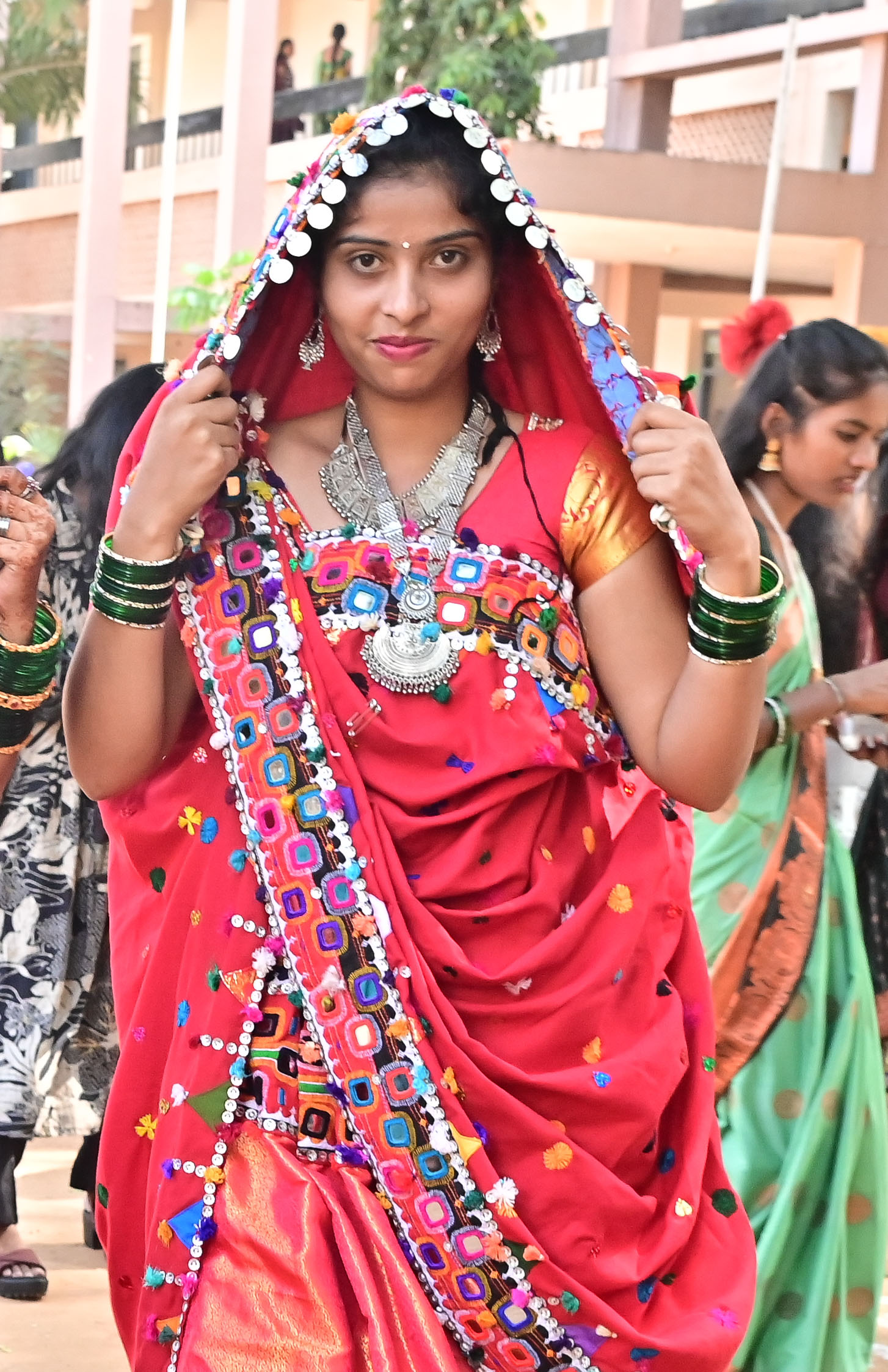 ದಾವಣಗೆರೆಯ ಎವಿಕೆ ಕಾಲೇಜಿನಲ್ಲಿ ಶುಕ್ರವಾರ ನಡೆದ ದೇಸಿಕಲರವದಲ್ಲಿ ಬಂಜಾರ ಉಡುಗೆಯಲ್ಲಿ ಕಂಗೊಳಿಸಿದ ವಿದ್ಯಾರ್ಥಿನಿ 