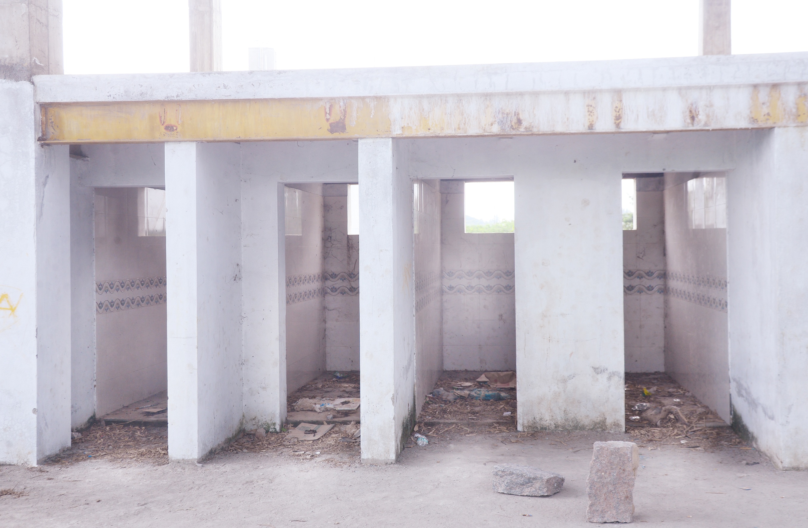 ಕ್ರೀಡಾಂಗಣದಲ್ಲಿ ಶೌಚಾಲಯ ನಿರ್ಮಾಣ ಕಾಮಗಾರಿ ಅರ್ಧಕ್ಕೆ ನಿಂತಿರುವುದು