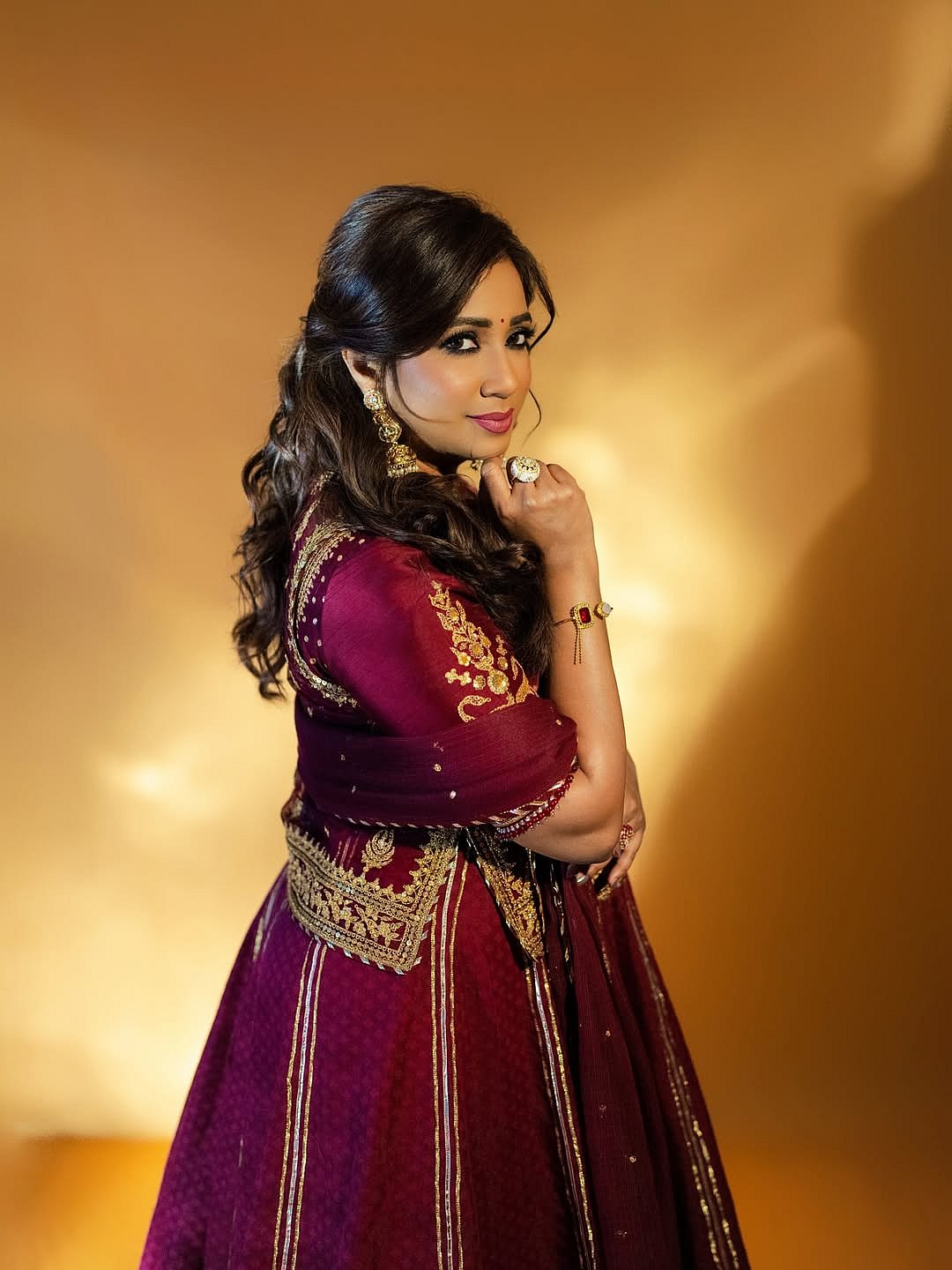 'ನೋಡಿವಳ ಅಂದಾವ ಮುತ್ತಿನ ಮಾಲೆ ಚಂದಾವ' ಗಾಯಕಿ ಶ್ರೇಯಾ ಘೋಷಲ್ ವಿಭಿನ್ನ ನೋಟ