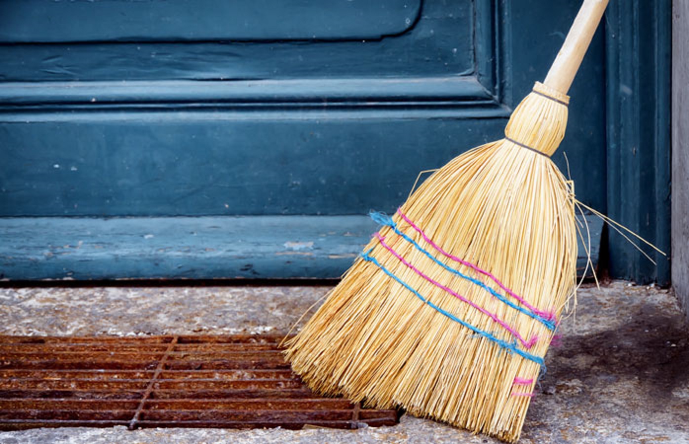 ಕಸ ಪೊರಕೆ (ಸಾಂದರ್ಭಿಕ ಚಿತ್ರ)