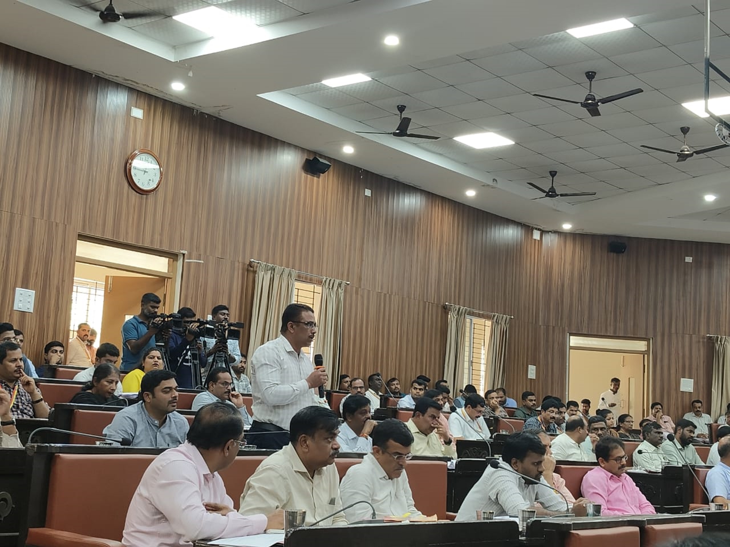 ಸಭೆಯಲ್ಲಿ ಅಧಿಕಾರಿಗಳು ಜನಪ್ರತಿನಿಧಿಗಳ ಪ್ರಶ್ನೆಗಳಿಗೆ ಪ್ರತಿಕ್ರಿಯಿಸಿದರು