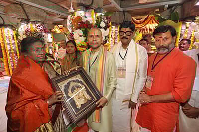 ತಿರುಪತಿ ಜಿಲ್ಲೆಯ ತಿರುಚನೂರಿಗೆ ಗುರುವಾರ ಭೇಟಿ ನೀಡಿದ ರಾಷ್ಟ್ರಪತಿ ಅವರು ಪದ್ಮಾವತಿ ಅಮ್ಮನವರ ದರ್ಶನ ಪಡೆದರು. ಅವರಿಗೆ ಅಲ್ಲಿ ಶೇಷವಸ್ತ್ರ ನೀಡಿ ಗೌರವಿಸಲಾಯಿತು. 