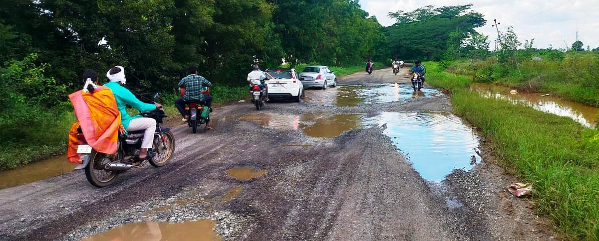 ಕಾರ್ಕಳ: ‘ರಸ್ತೆ ದುರಸ್ತಿ ಮಾಡಲು ನಿರ್ಲಕ್ಯ’