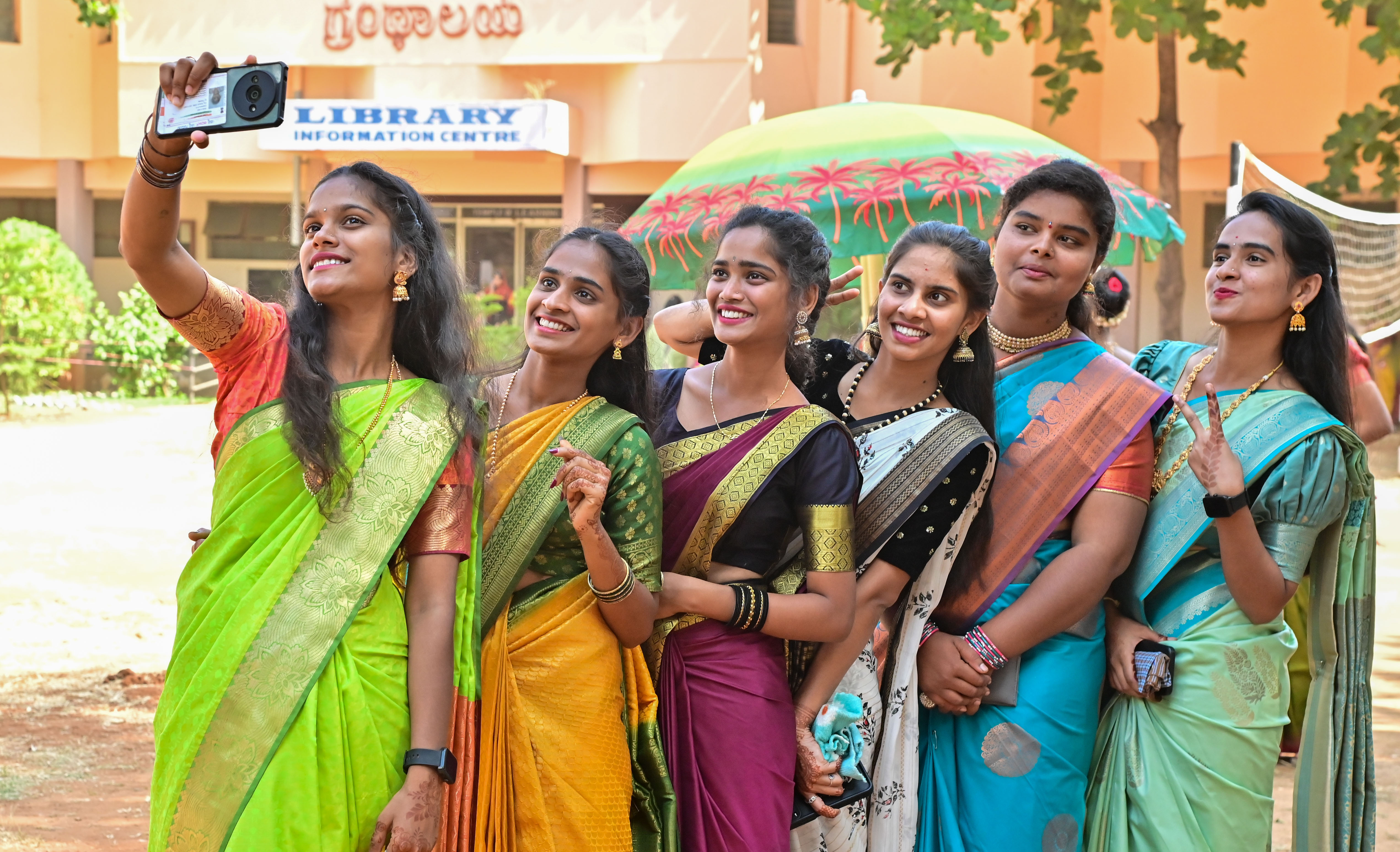 ದಾವಣಗೆರೆಯ ಎವಿಕೆ ಕಾಲೇಜಿನಲ್ಲಿ ಶುಕ್ರವಾರ ಆಯೋಜಿಸಿದ್ದ ದೇಸಿಕಲರವದಲ್ಲಿ ಸಾಂಪ್ರದಾಯಿಕ ಸೀರೆ ತೊಟ್ಟು ಸೆಲ್ಫಿ ತೆಗೆದುಕೊಂಡ ವಿದ್ಯಾರ್ಥಿನಿಯರು