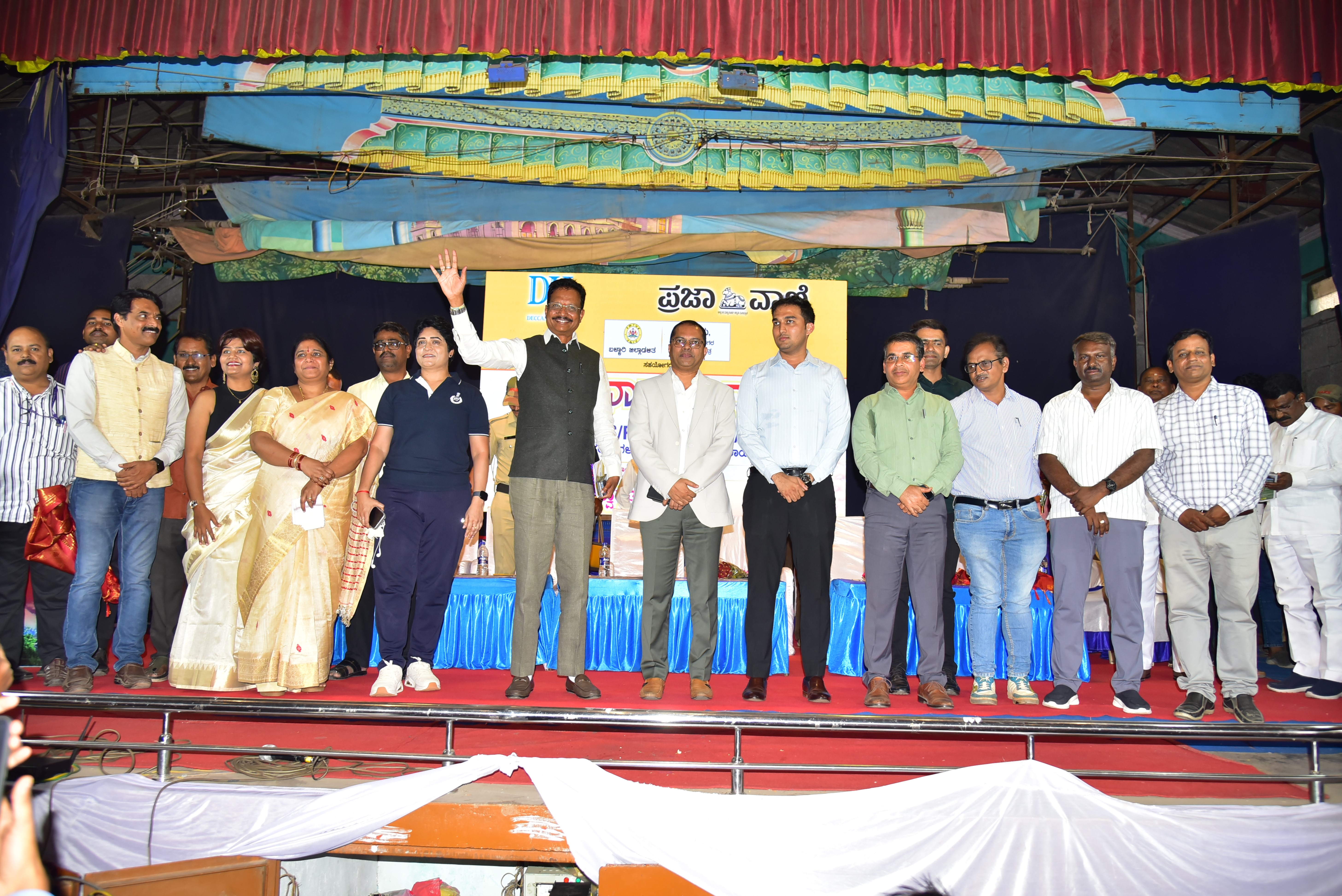 ಪ್ರಜಾವಾಣಿ– ಡೆಕ್ಕನ್‌ ಹೆರಾಲ್ಡ್‌ನ ಸ್ಪರ್ಧಾ ಮಾರ್ಗ ಕಾರ್ಯಕ್ರಮದಲ್ಲಿ ಶಾಸಕಿ ಅನ್ನಪೂರ್ಣ ಜಿಲ್ಲಾ ಪೊಲೀಸ್‌ ವರಿಷ್ಠಾಧಿಕಾರಿ ಡಾ. ಶೋಭಾರಣಿ ವಿ.ಜೆ. ಸಂಸದ ಇ. ತುಕಾರಾಂ ಜಿಲ್ಲಾಧಿಕಾರಿ ನಾಗೇಂದ್ರ ಪ್ರಸಾದ್‌ ಕೆ. ಜಿಲ್ಲಾ ಪಂಚಾಯಿತಿ ಸಿಇಒ ಮೊಹಮದ್‌ ಹ್ಯಾರಿಸ್‌ ಸುಮೇರ್‌ ಹೆಚ್ಚುವರಿ ಜಿಲ್ಲಾಧಿಕಾರಿ ಮೊಹಮದ್‌ ಝುಬೇರ ಪ್ರಜಾವಾಣಿಯ ಹುಬ್ಬಳ್ಳಿ ಬ್ಯುರೊ ಮುಖ್ಯಸ್ಥ ರಾಹುಲ್‌ ಬೆಳಗಲಿ ಭಾಗವಹಿಸಿದ್ದರು