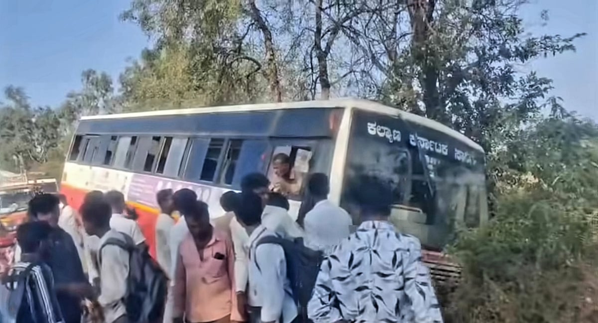 ಬಸವಕಲ್ಯಾಣ | ರಸ್ತೆ ಕೆಳಗೆ ಇಳಿದ ಬಸ್: ತಪ್ಪಿದ ಅನಾಹುತ