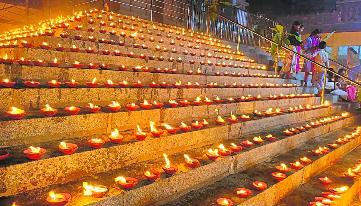 ದೊಡ್ಡಬಳ್ಳಾಪುರ ತಾಲ್ಲೂಕಿನ ಘಾಟಿ ಕ್ಷೇತ್ರದ ಸುಬ್ರಹ್ಮಣ್ಯಸ್ವಾಮಿ ದೇವಾಲಯದಲ್ಲಿ ಲಕ್ಷ ದೀಪೋತ್ಸವ ನಡೆಯಿತು