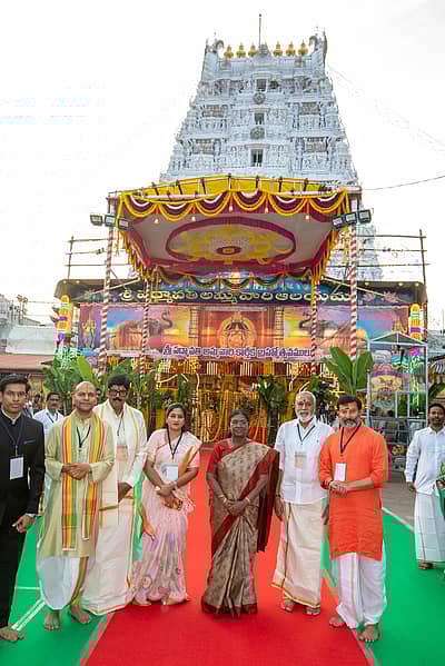 ಧ್ವಜಸ್ತಂಭದ ಮೂಲಕ ದೇವಾಲಯಕ್ಕೆ ಪ್ರವೇಶಿಸಿದ ರಾಷ್ಟ್ರಪತಿ ಮುರ್ಮು ಅವರು ಬಾಲಾಜಿ ದರ್ಶನ ಪಡೆದರು. ನಂತರ ಅವರನ್ನು ಆಡಳಿತ ಸಮಿತಿ ಸನ್ಮಾನಿಸಿತು