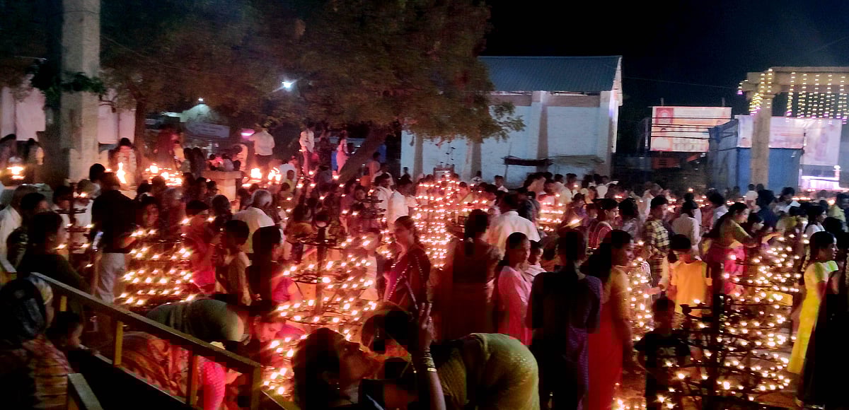 ಕುರುಗೋಡು: ದೀಪೋತ್ಸವ ಸೊಬಗು ಕಣ್ತುಂಬಿಕೊಂಡ ಭಕ್ತರು