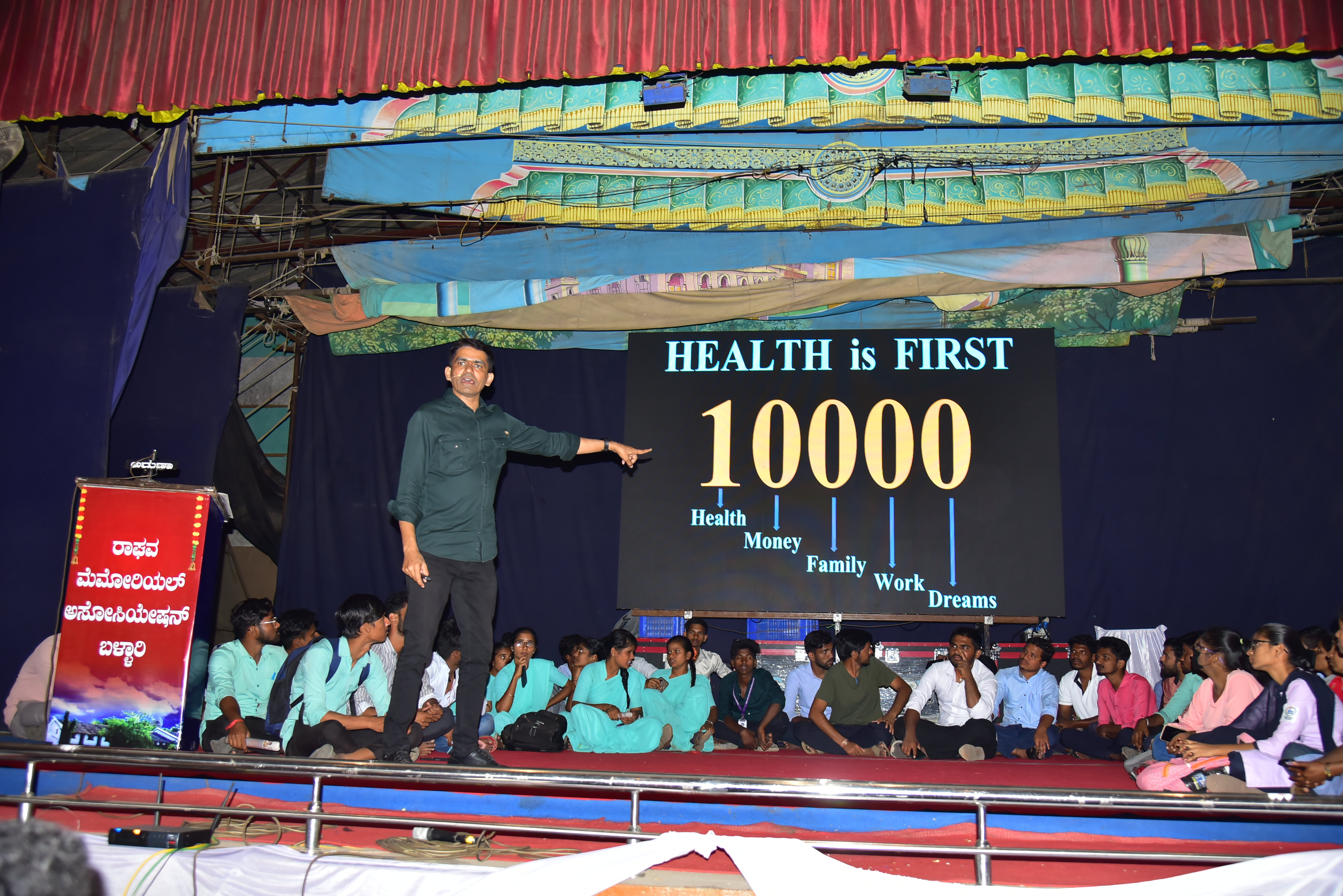 ಪ್ರಜಾವಾಣಿ– ಡೆಕ್ಕನ್ ಹೆರಾಲ್ಡ್‌ನ ಸ್ಪರ್ಧಾ ಮಾರ್ಗ ಕಾರ್ಯಕ್ರಮದಲ್ಲಿ ವಿದ್ಯಾರ್ಥಿಗಳಿಗೆ ಸ್ಪರ್ಧಾತ್ಮಕ ಪರೀಕ್ಷೆ ಕುರಿತು ಮಾಹಿತಿ ನೀಡಿದ ಸಾಧನಾ ಅಕಾಡೆಮಿಯ ಮಂಜುನಾಥ ಬಿ.