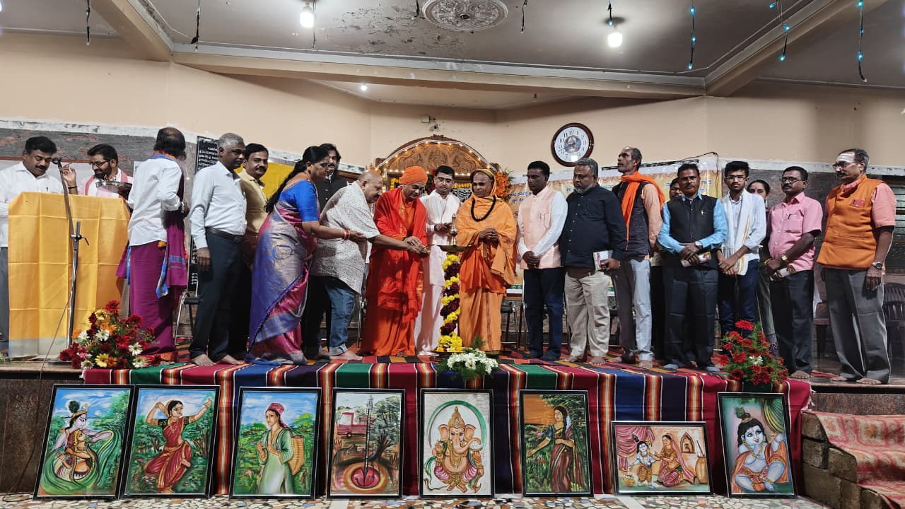 ಶಿವಗಂಗೆ ಮೇಳಣ ಗವಿಮಠದಲ್ಲಿ ನಡೆದ ಕನ್ನಡ ದೀಪೋತ್ಸವ ಕಾರ್ಯಕ್ರಮ ಉದ್ಘಾಟನೆಯ ವೇಳೆ ಮಠಾಧೀಶರು ಹಾಗೂ ಗಣ್ಯರು