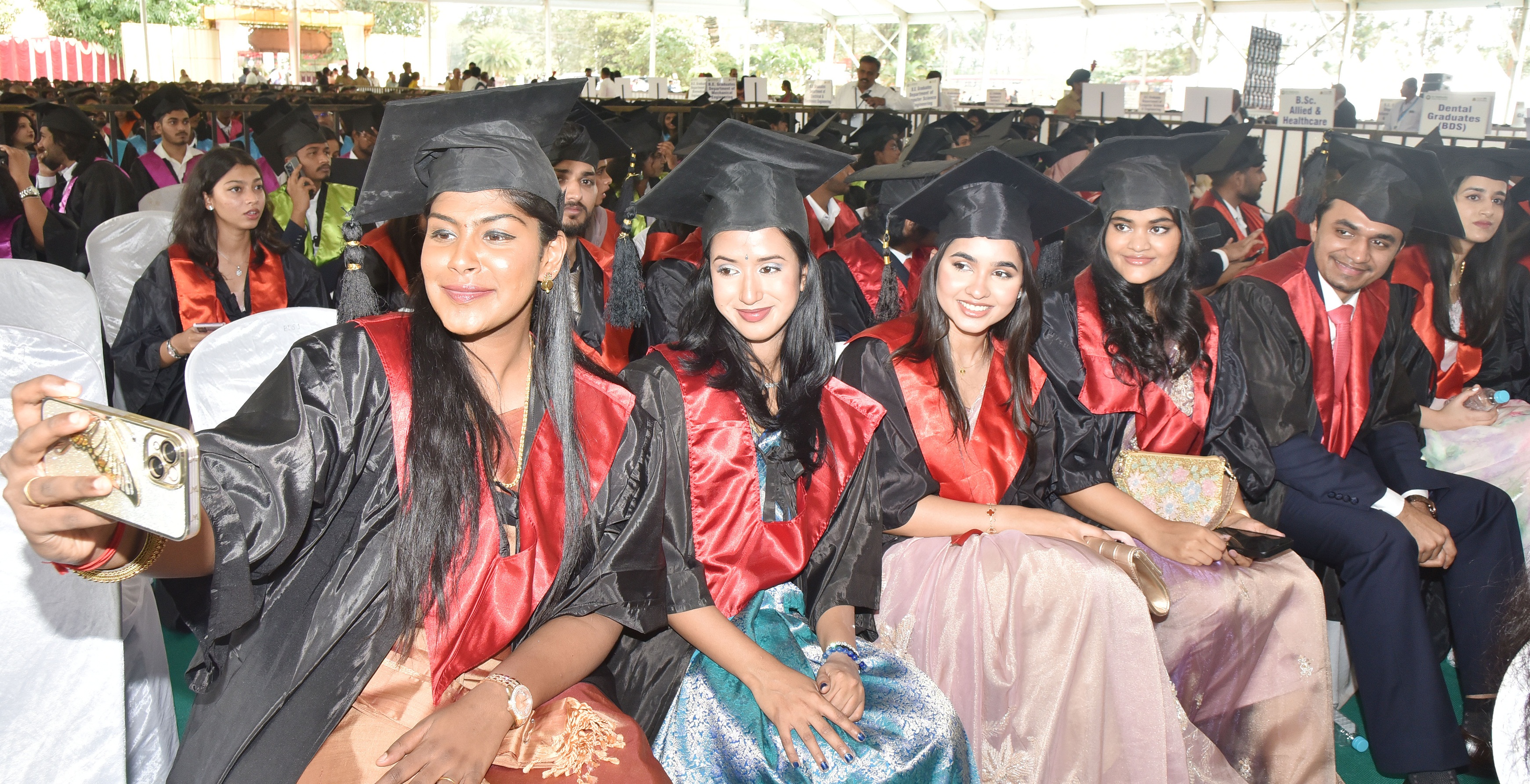 ಘಟಿಕೋತ್ಸವದಲ್ಲಿ ಸೆಲ್ಫಿ ತೆಗೆದುಕೊಂಡ ವಿದ್ಯಾರ್ಥಿನಿಯರು