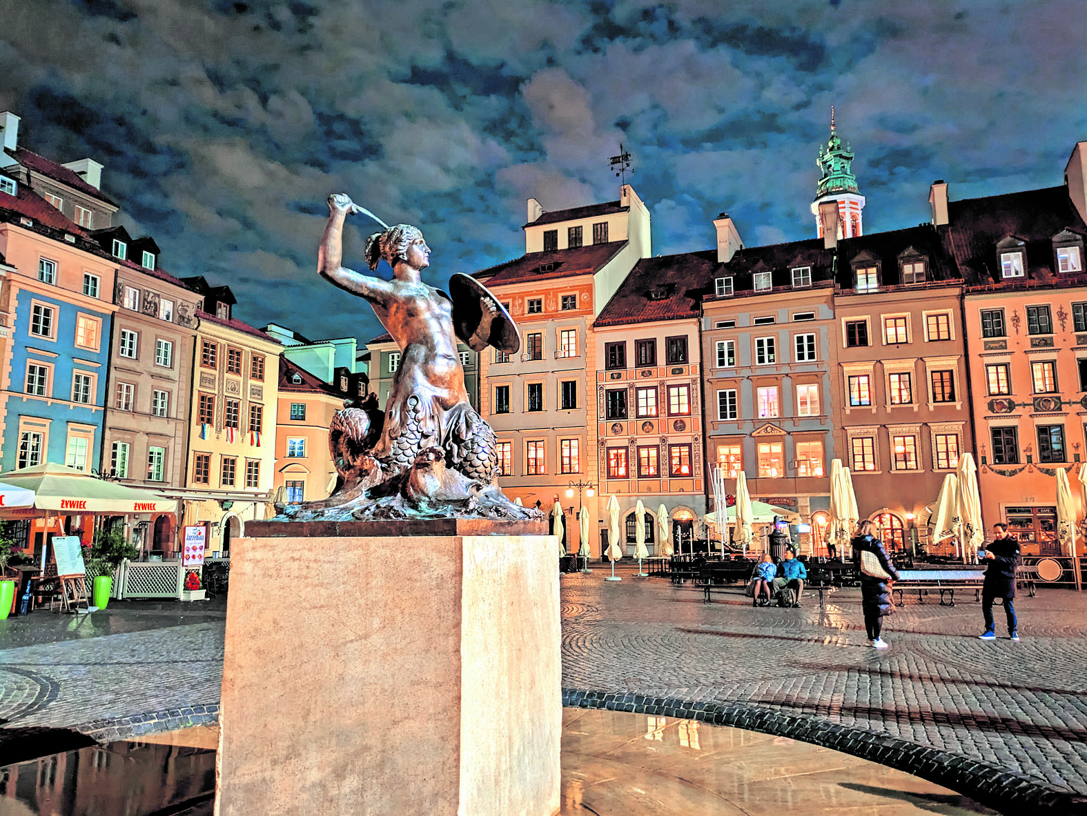 ಒಂದು ಕೈಯಲ್ಲಿ ಖಡ್ಗ ಮತ್ತೊಂದು ಕೈಯಲ್ಲಿ ಗುರಾಣಿ ಹಿಡಿದ ಸ್ಫುರದ್ರೂಪಿಣಿ ಮತ್ಸ್ಯಕನ್ಯೆ ವಾರ್ಸಾ ನಗರದ ಲಾಂಛನ