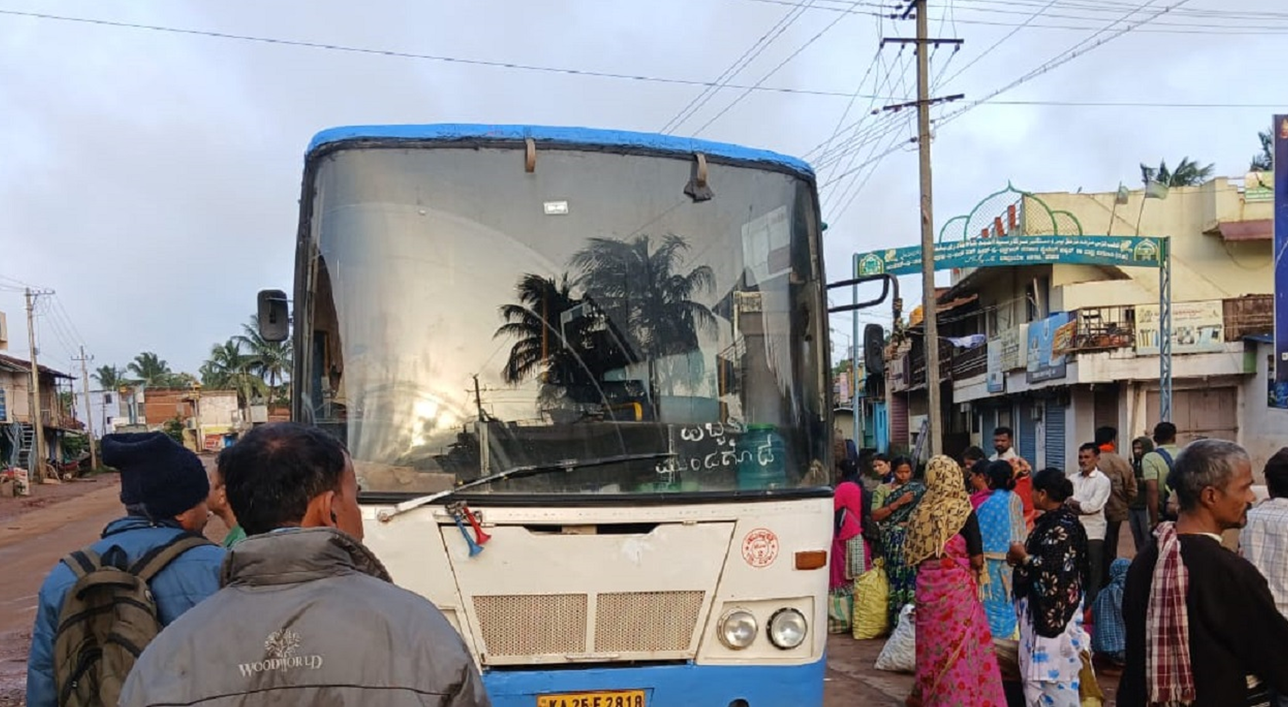 ಮುಂಡಗೋಡದಿಂದ ಹುಬ್ಬಳ್ಳಿಗೆ ಹೊರಟಿದ್ದ ಸಾರಿಗೆ ಬಸ್ ದಾರಿ ಮಧ್ಯೆ ಕೆಟ್ಟು ನಿಂತಿತ್ತು