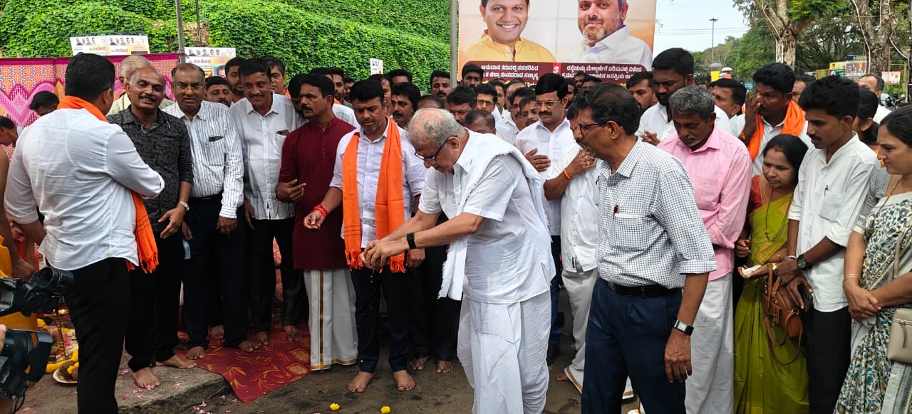 ಉಜಿರೆ-ಧರ್ಮಸ್ಥಳ- ಪೆರಿಯಶಾಂತಿ ರಸ್ತೆ ಡಾಂಬರೀಕರಣ ಶಿಲಾನ್ಯಾಸವನ್ನು ಧರ್ಮಸ್ಥಳದ ಧರ್ಮಾಧಿಕಾರಿ ಡಿ.ವೀರೇಂದ್ರ ಹೆಗ್ಗಡೆ ಶನಿವಾರ ಧರ್ಮಸ್ಥಳದಲ್ಲಿ ನೆರವೇರಿಸಿದರು