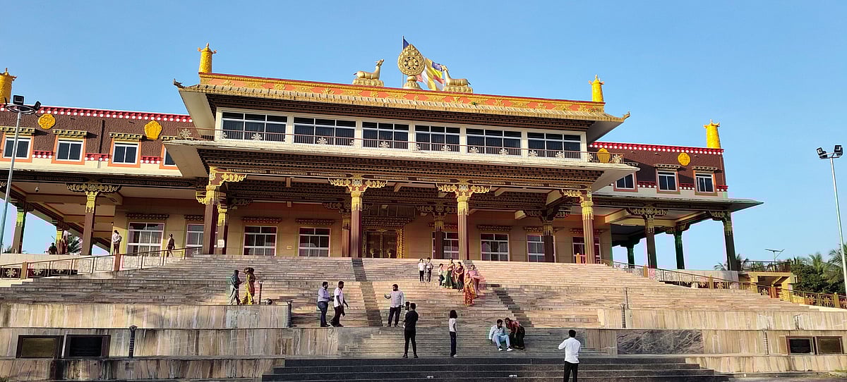 ಮುಂಡಗೋಡ| ಲಾಮಾ ಭೇಟಿ ಹಿನ್ನೆಲೆ ಸಿಂಗಾರ: ಆಕರ್ಷಣೆ ಕೇಂದ್ರವಾದ ನಿರಾಶ್ರಿತರ ನೆಲೆ