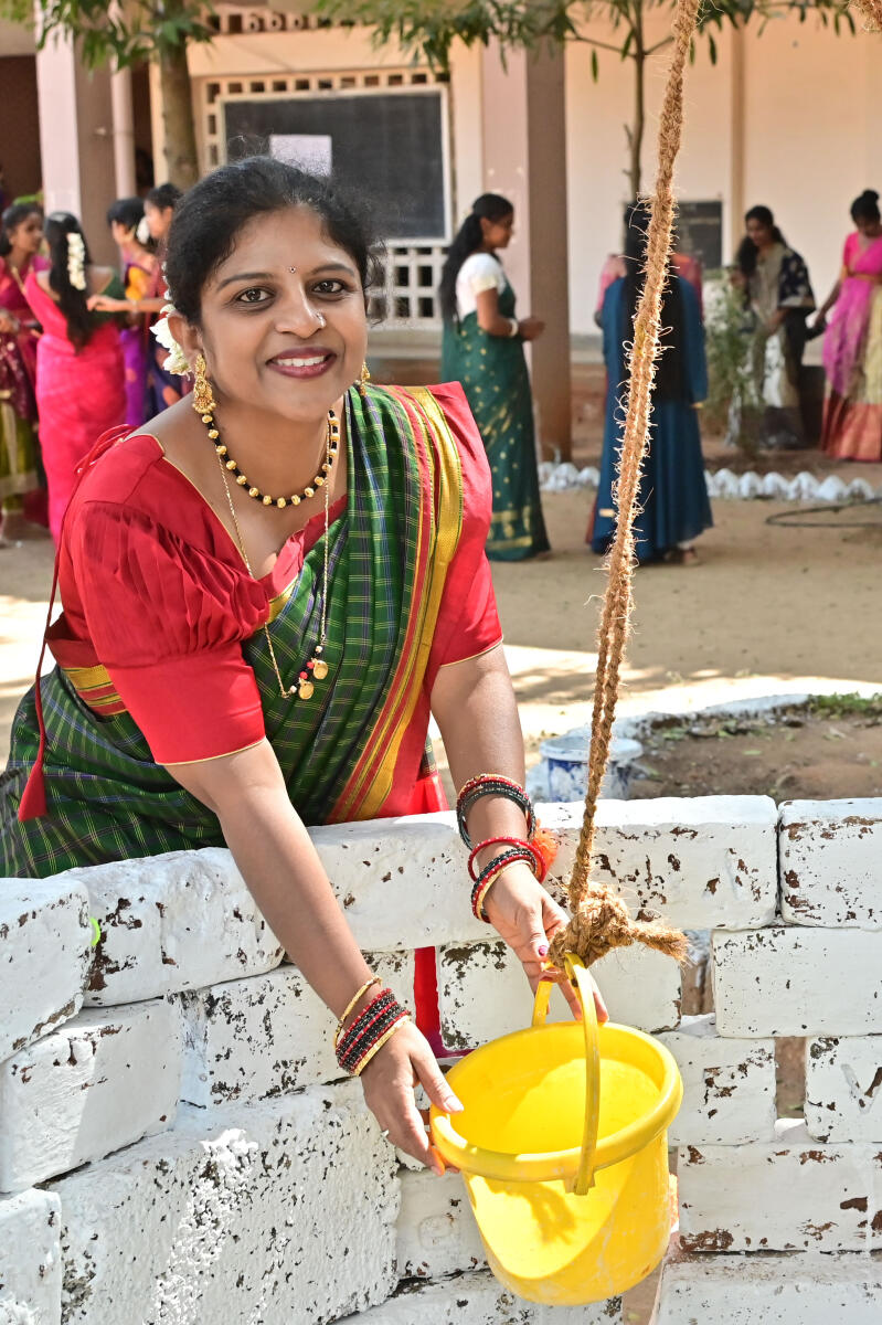 ದಾವಣಗೆರೆಯ ಎವಿಕೆ ಕಾಲೇಜಿನಲ್ಲಿ ಶುಕ್ರವಾರ ನಡೆದ ದೇಸಿಕಲರವದಲ್ಲಿ ಸಾಂಪ್ರದಾಯಿಕ ಉಡುಗೆಯಲ್ಲಿದ್ದ ಪ್ರಾಧ್ಯಾಪಕಿಯೊಬ್ಬರು ಬಾವಿಯಿಂದ ನೀರು ಮೇಲೆತ್ತಿ ಗಮನ ಸೆಳೆದರು 