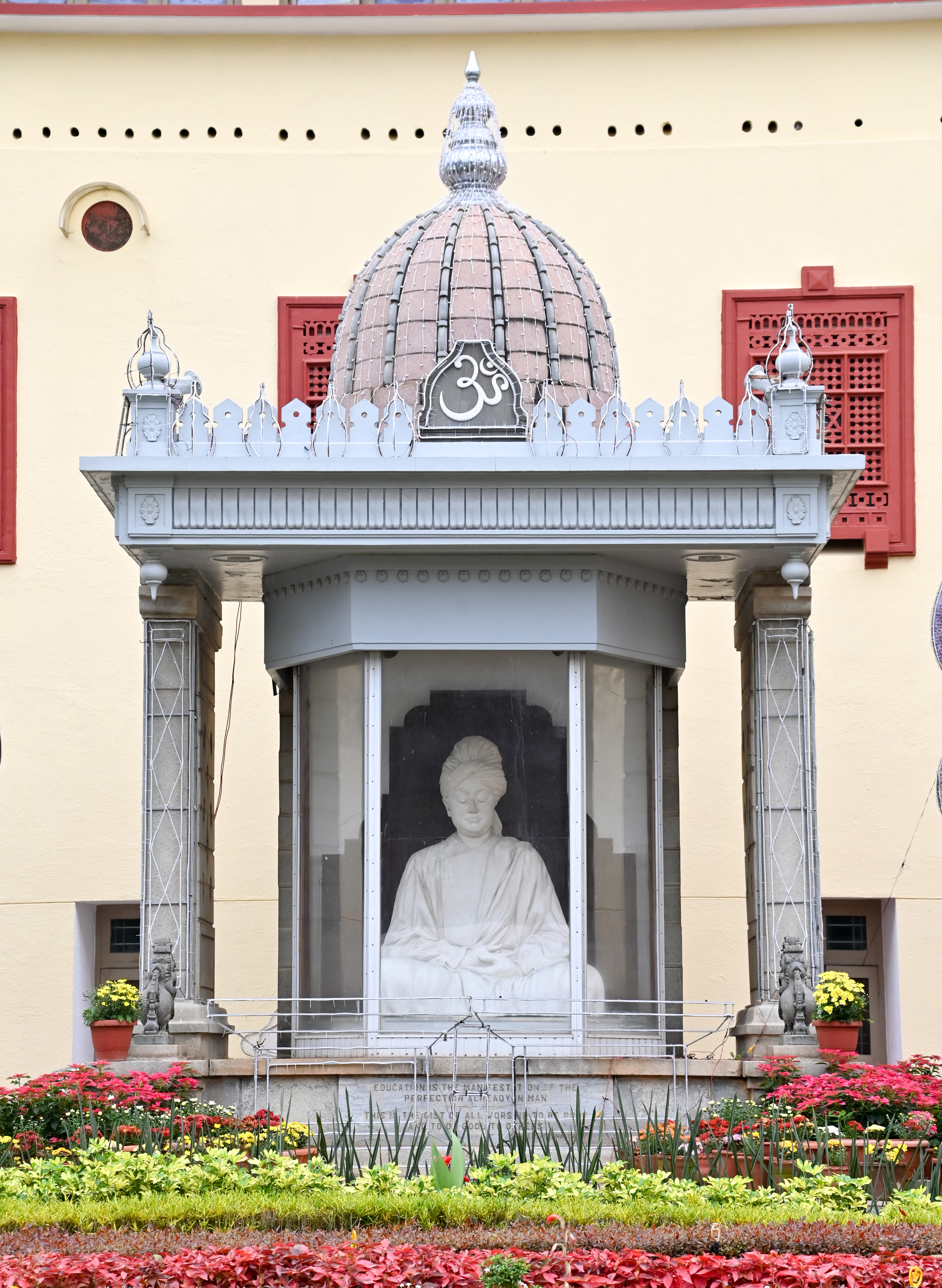 ಶ್ರೀ ರಾಮಕೃಷ್ಣ ವಿದ್ಯಾ ಶಾಲೆಯ ಆವರಣದಲ್ಲಿ ಪ್ರತಿಷ್ಠಾಪಿಸಿರುವ ಸ್ವಾಮಿ ವಿವೇಕಾನಂದರ ಪುತ್ಥಳಿ. ಚಿತ್ರ/ಅನೂಪ್ ರಾಘ. ಟಿ.