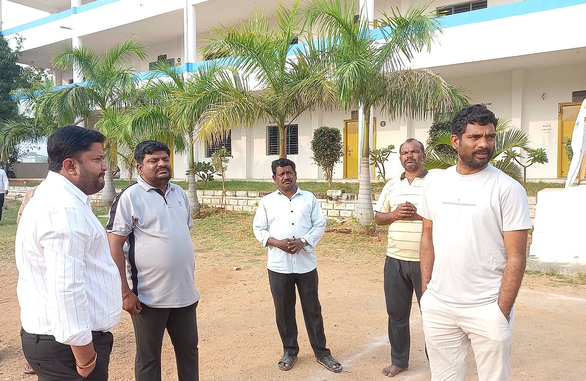 ಮಾನ್ವಿ| ಜಮೀನುಗಳಲ್ಲಿ ರಾಸಾಯನಿಕ ಸಿಂಪಡಣೆ: ವಿದ್ಯಾರ್ಥಿಗಳು ಅಸ್ವಸ್ಥ