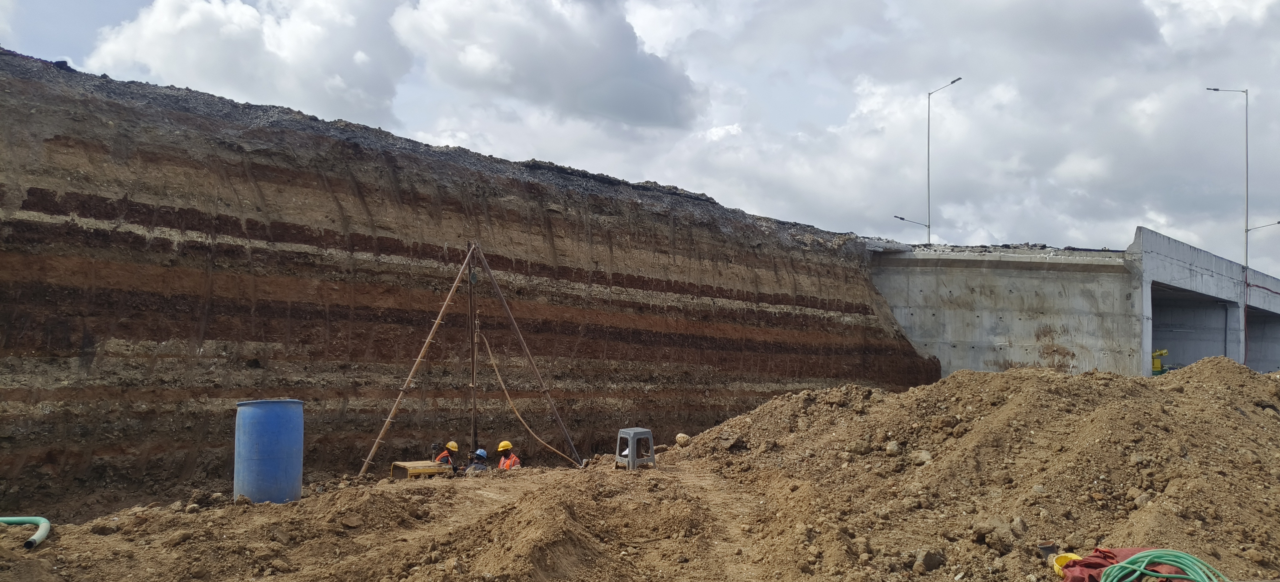 ಕೊಳ್ಳೇಗಾಲ ತಾಲ್ಲೂಕಿನ ಉತ್ತಂಬಳ್ಳಿಯ ಬಳಿ ಹಾದು ಹೋಗಿರುವ ರಾಷ್ಟ್ರೀಯ ಹೆದ್ದಾರಿ-948ರ ಮೇಲ್ಸೇತುವೆ ತಡೆಗೋಡೆ ಕಾಮಗಾರಿ ದೃಶ್ಯ