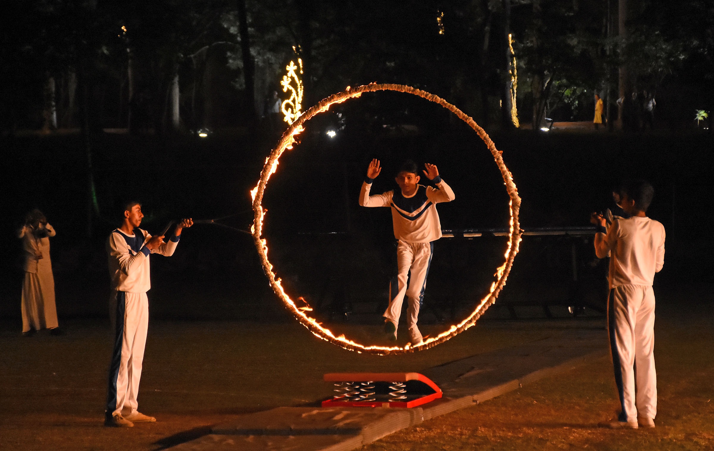 ರಾಮಕೃಷ್ಣ ಆಶ್ರಮದ ಶತಮಾನೋತ್ಸವದಲ್ಲಿ ಶನಿವಾರ ನಡೆದ ಹೊನಲು ಬೆಳಕಿನ ಕಾರ್ಯಕ್ರಮದಲ್ಲಿ ವಿದ್ಯಾರ್ಥಿಗಳು ಪಂಜಿನ ಚಕ್ರದೊಳಗೆ ತೂರಿ ಸಾಹಸ ಮೆರೆದರು
